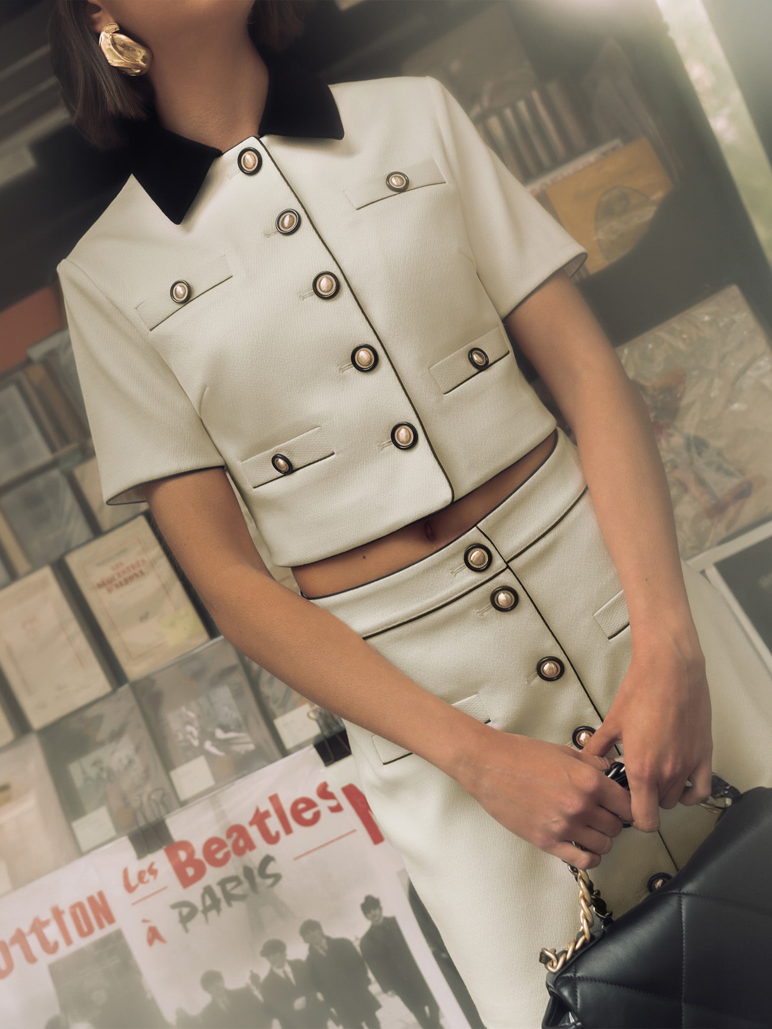 Однобортный жакет с короткими рукавами и контрастным декором