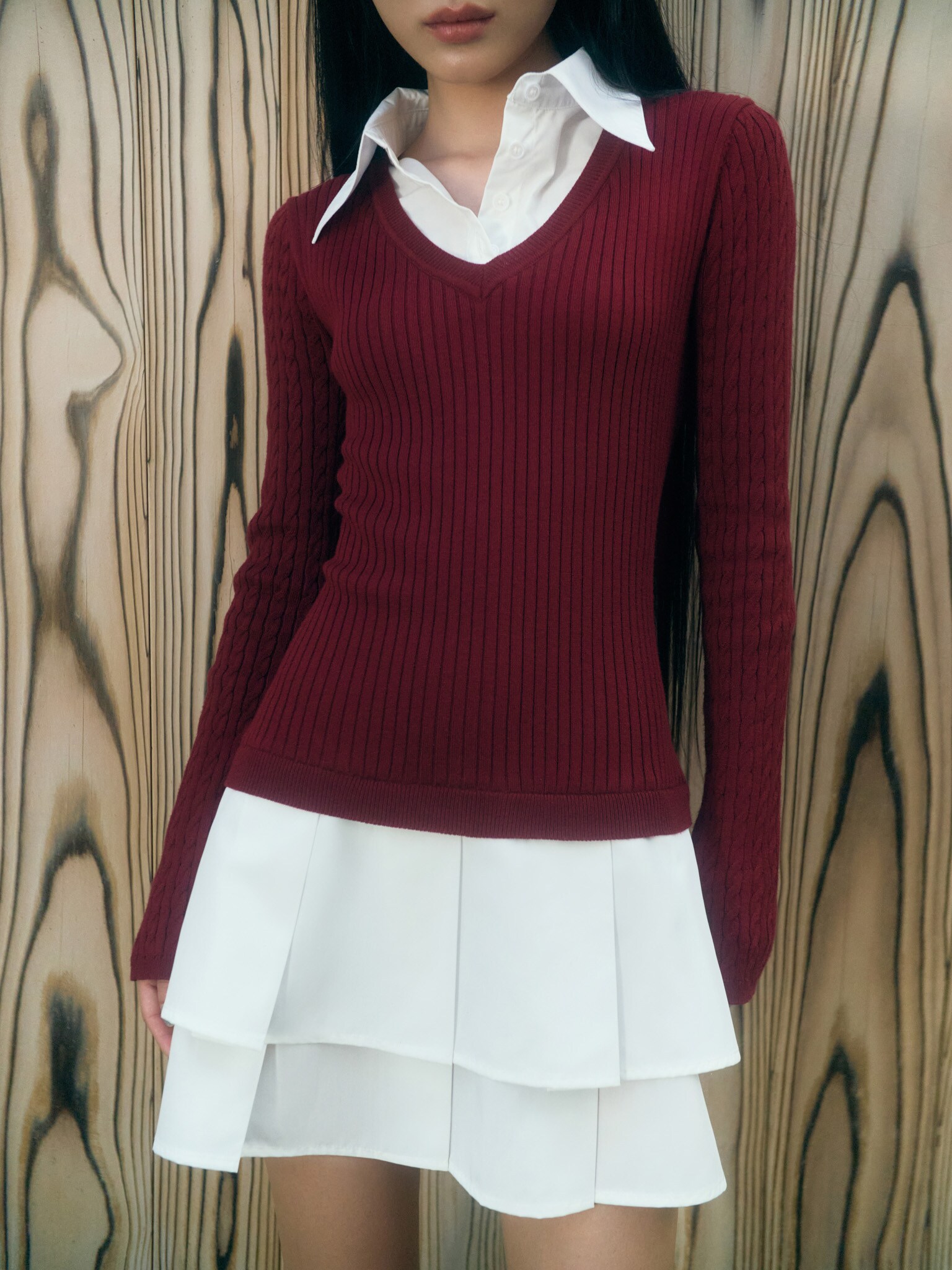 Minikleid aus zwei Materialien mit Faltenrock