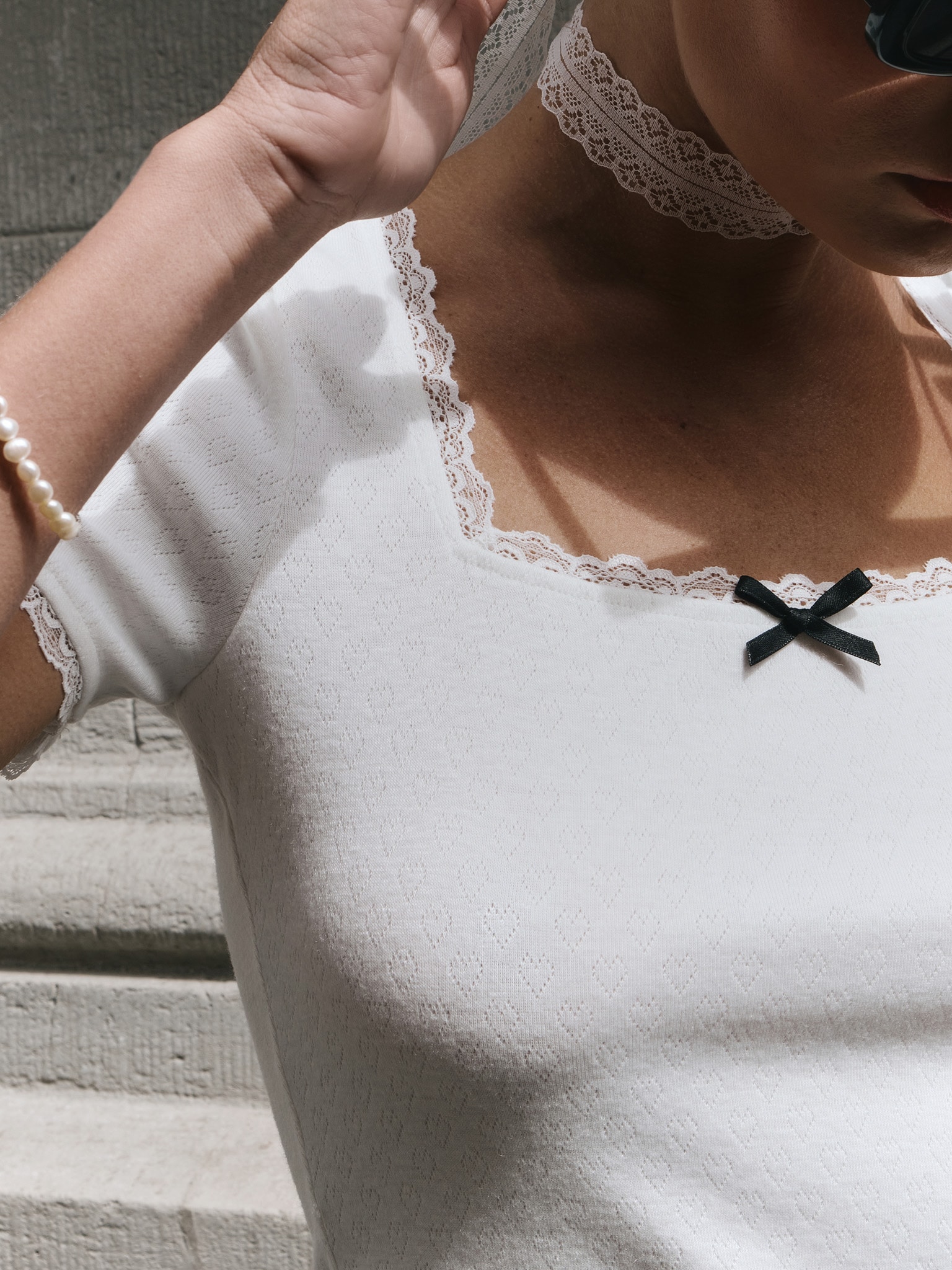 T-shirt with lace trim and collar bow