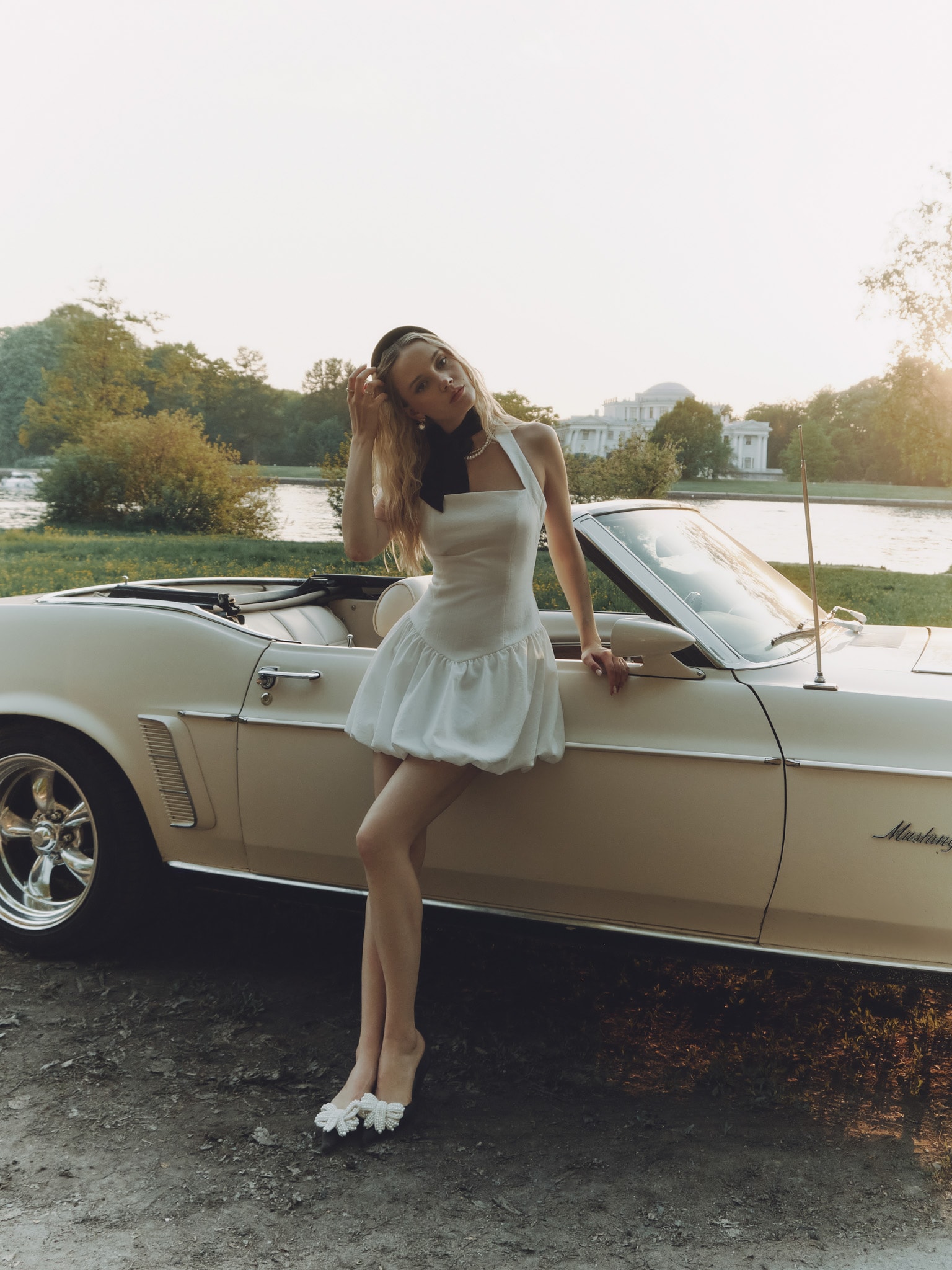 Платье мини на широких бретелях с объемной юбкой