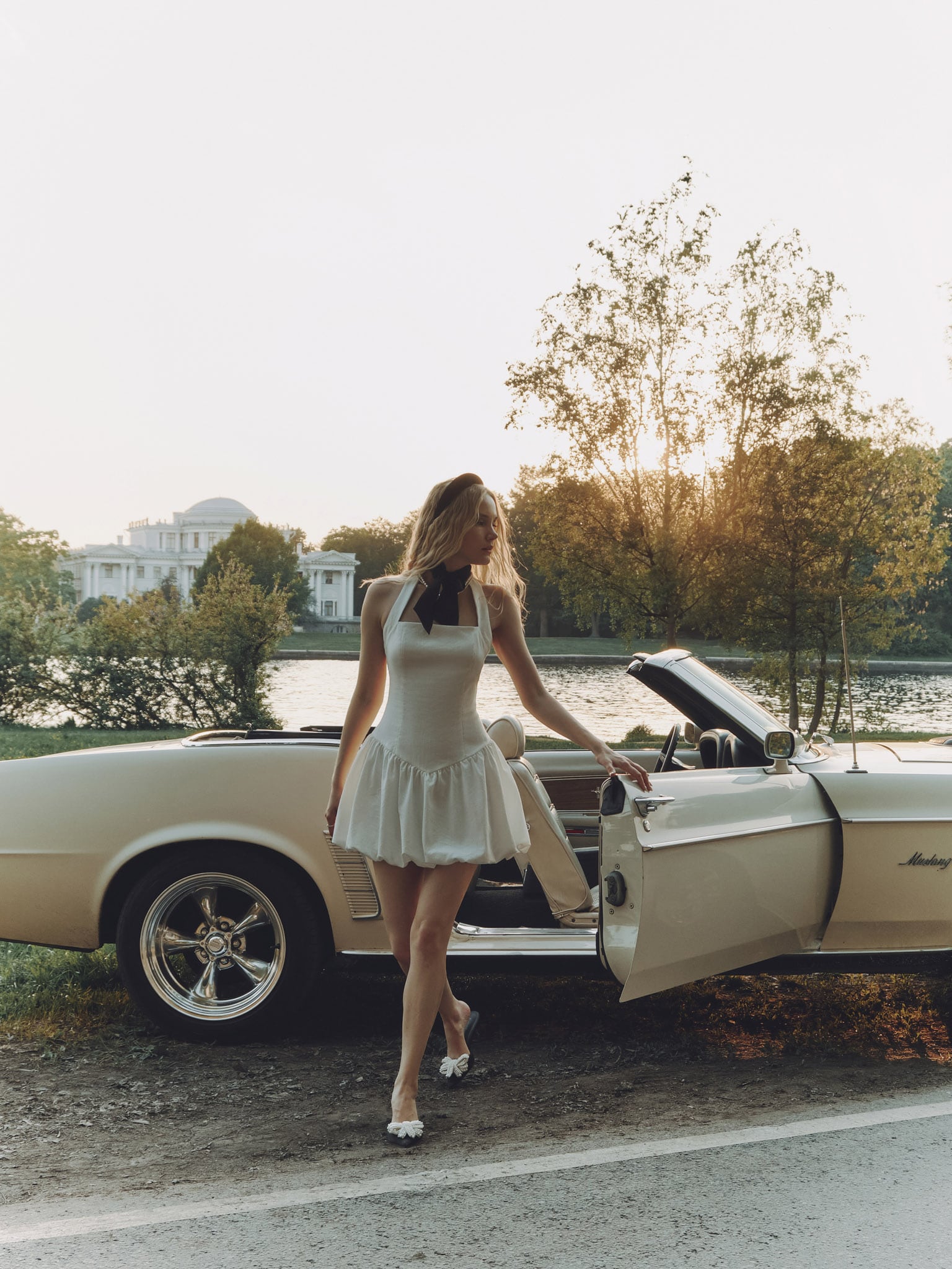 Платье мини на широких бретелях с объемной юбкой