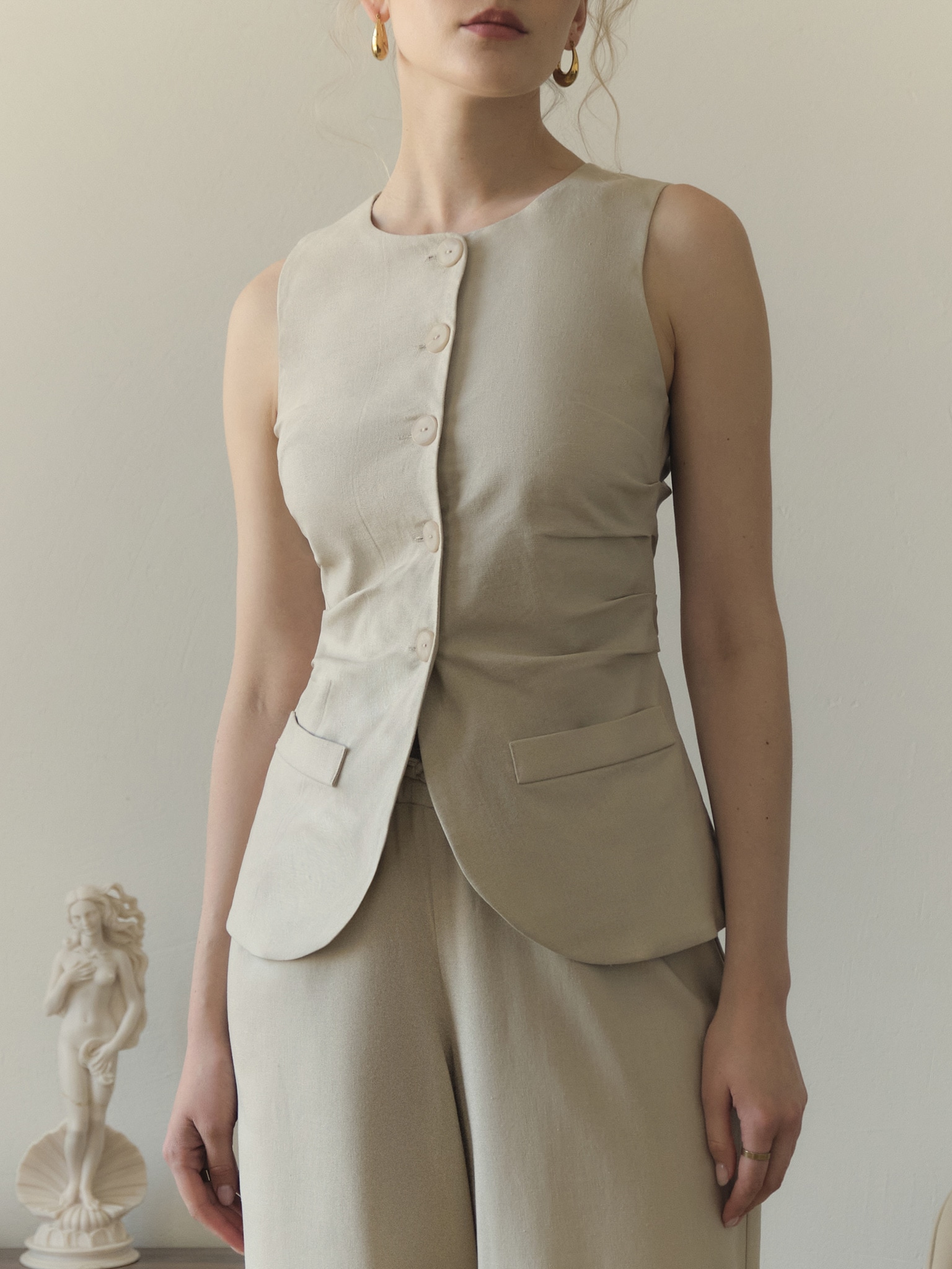 Льняной жилет приталенного кроя