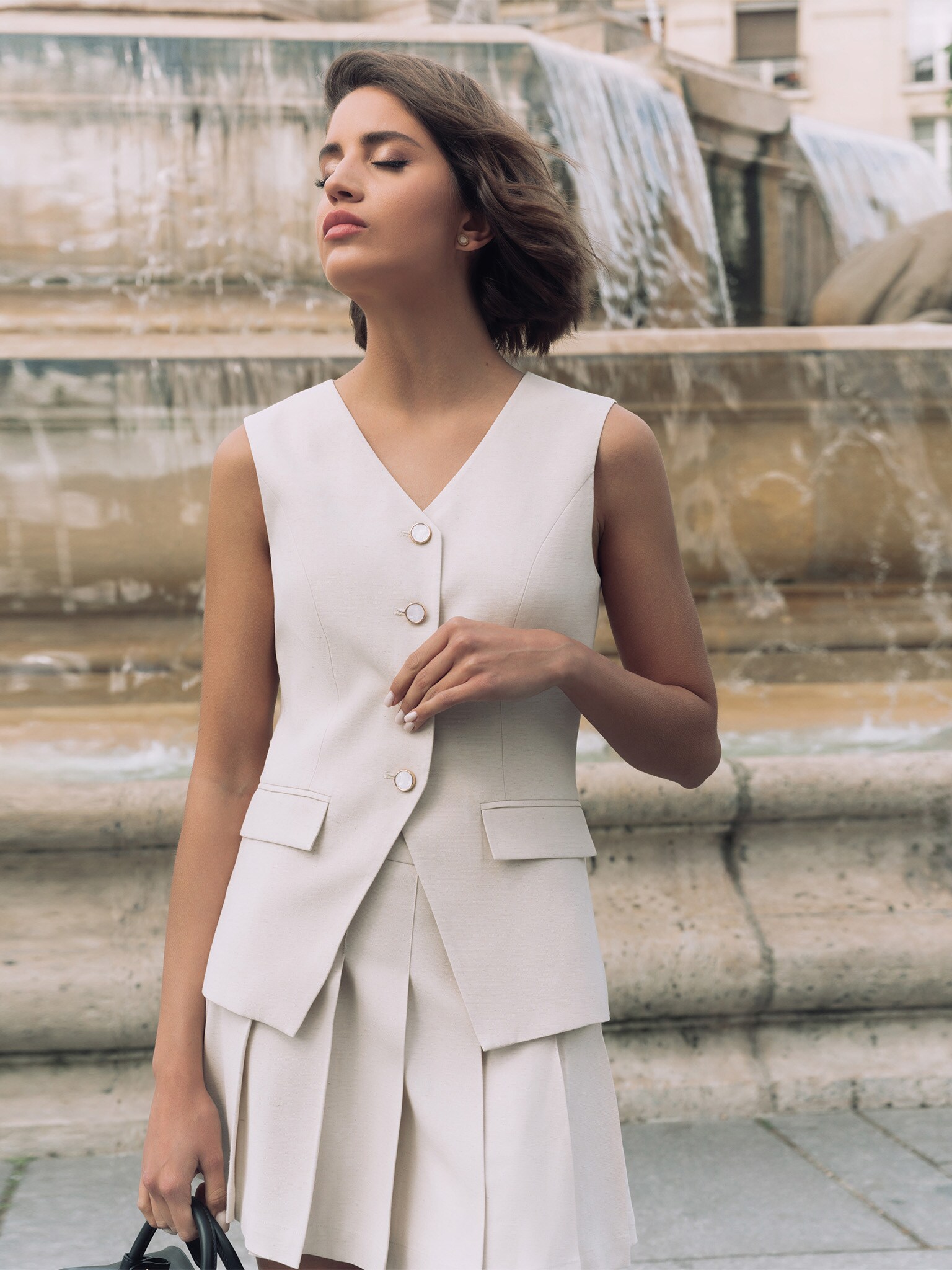 Костюмный жилет с перламутровыми пуговицами