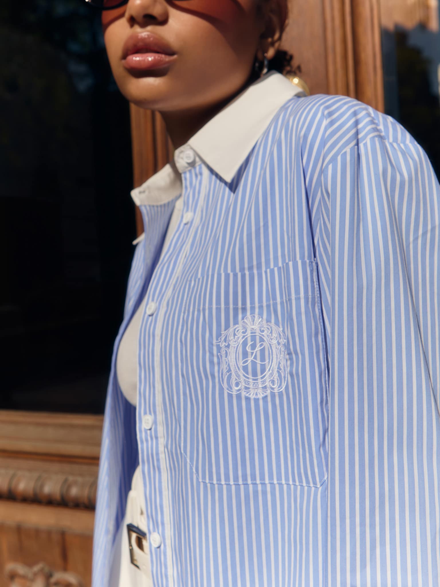 Lockeres gestreiftes Hemd mit monochromen Einsätzen und Stickerei