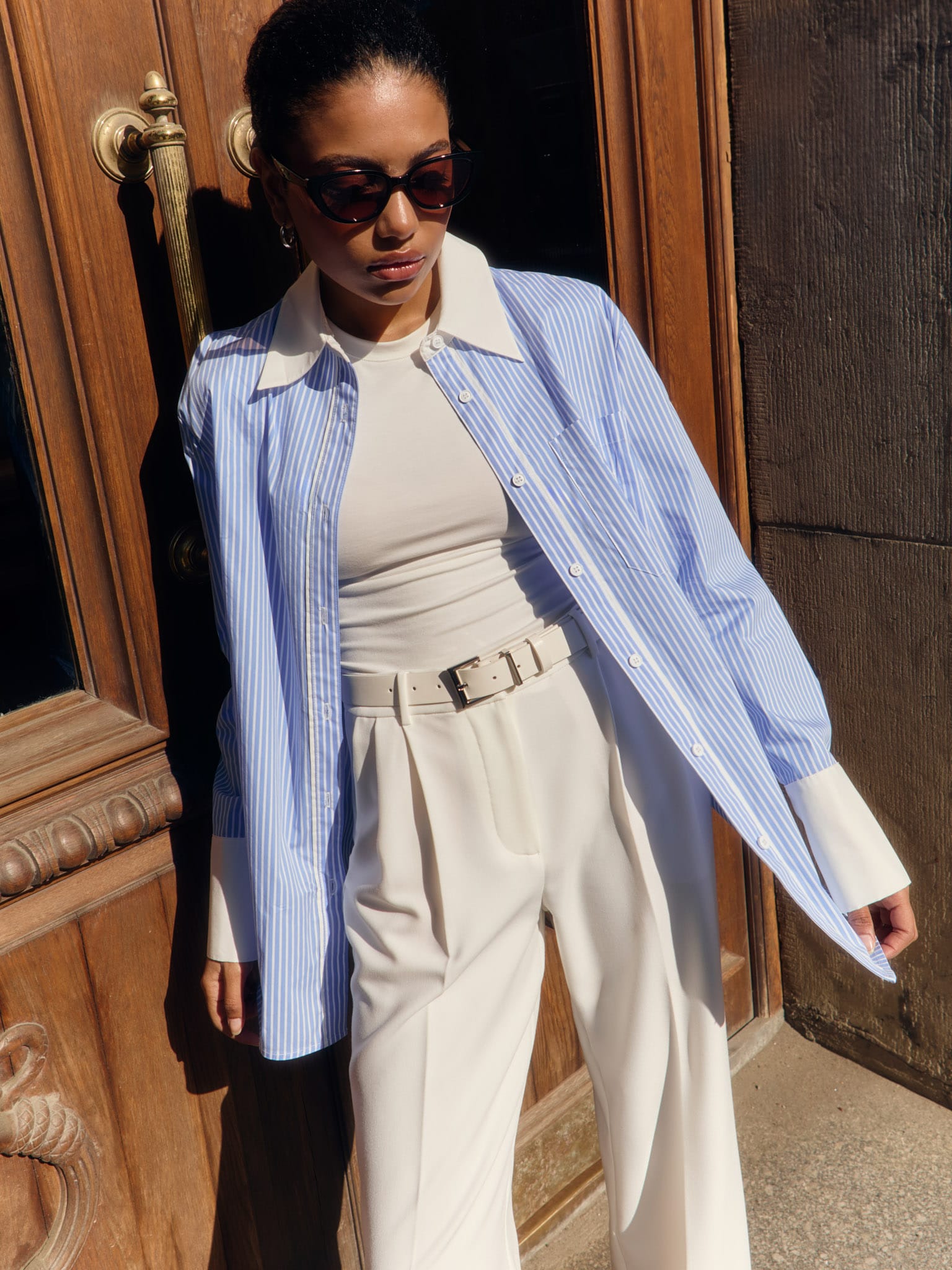 Lockeres gestreiftes Hemd mit monochromen Einsätzen und Stickerei