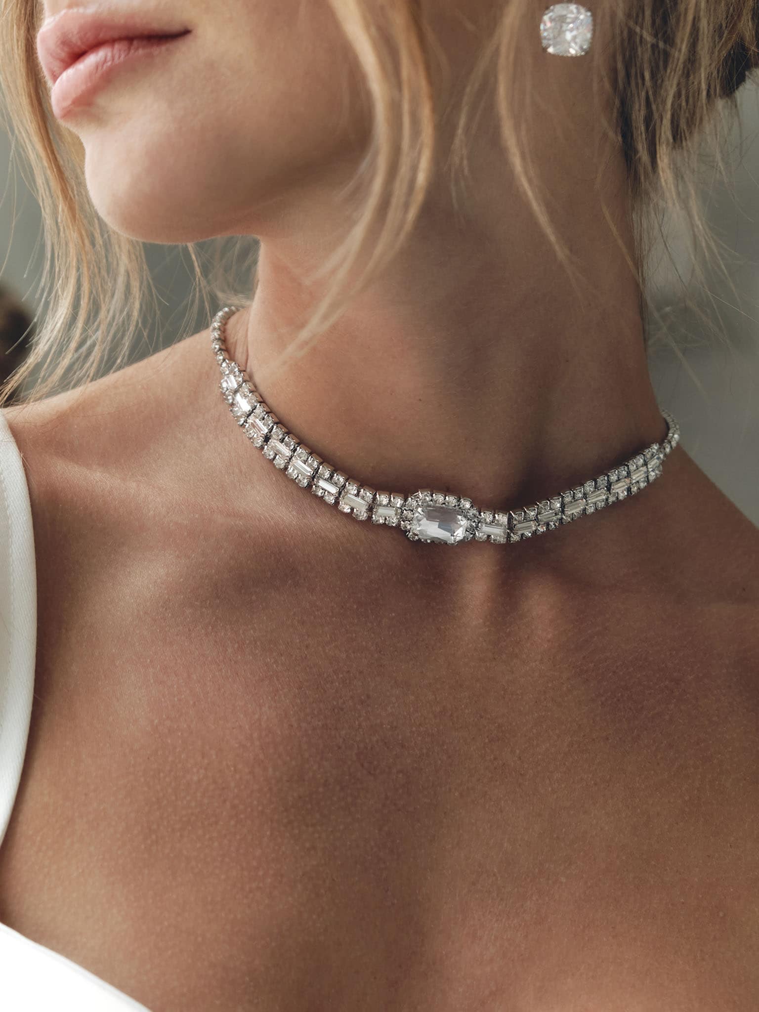 Серебристое колье из страз разного размера