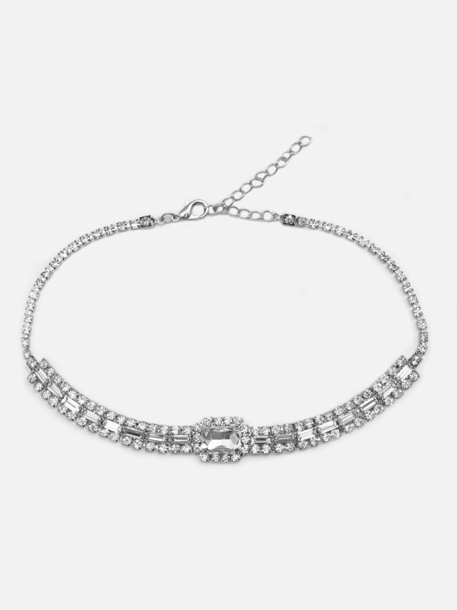 Серебристое колье из страз разного размера