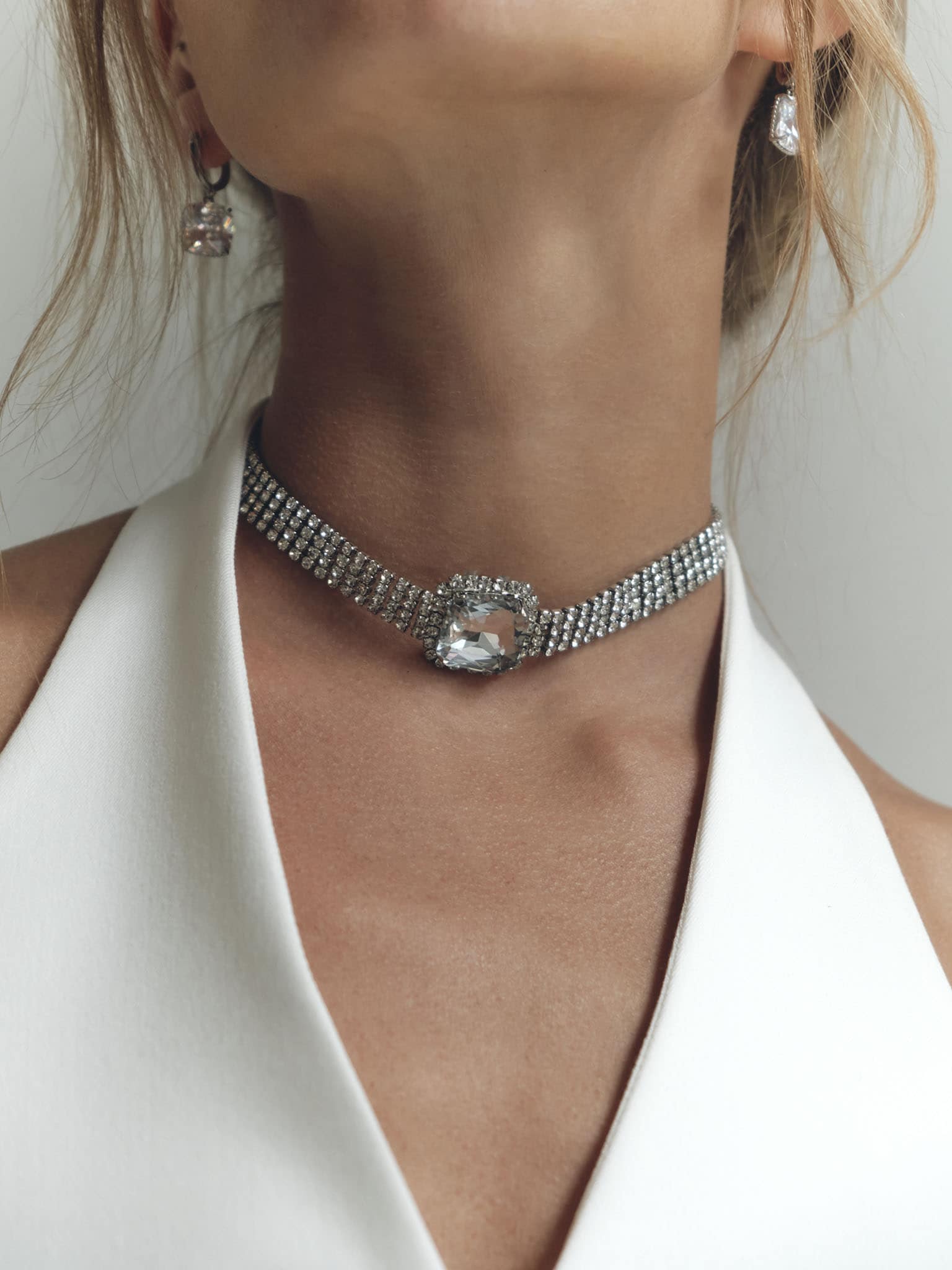 Колье-чокер из страз разного размера