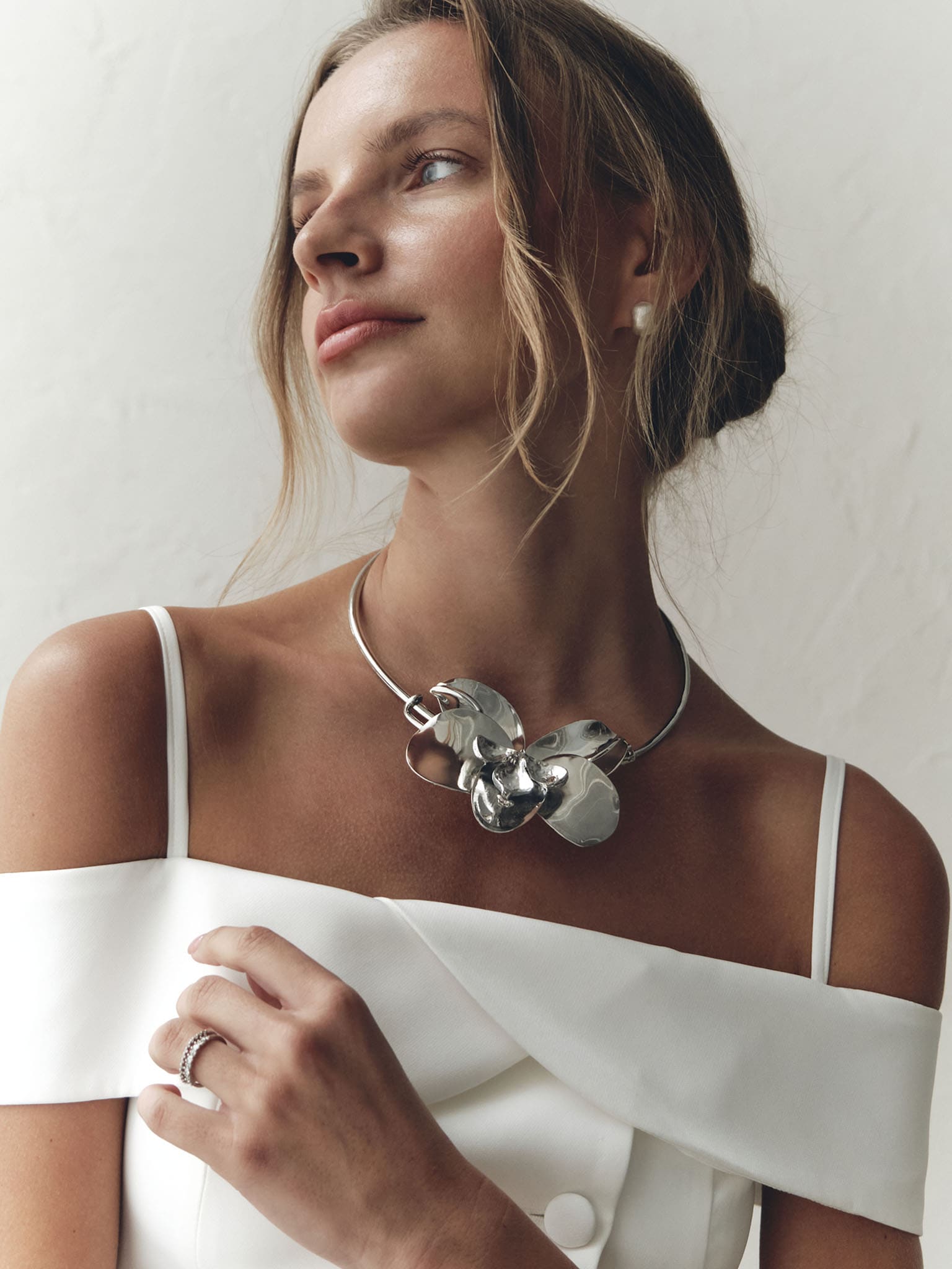 Колье круглой формы с металлическим цветком