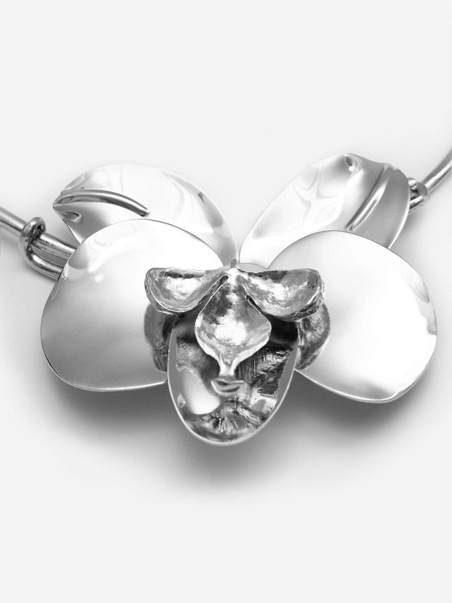 Колье круглой формы с металлическим цветком