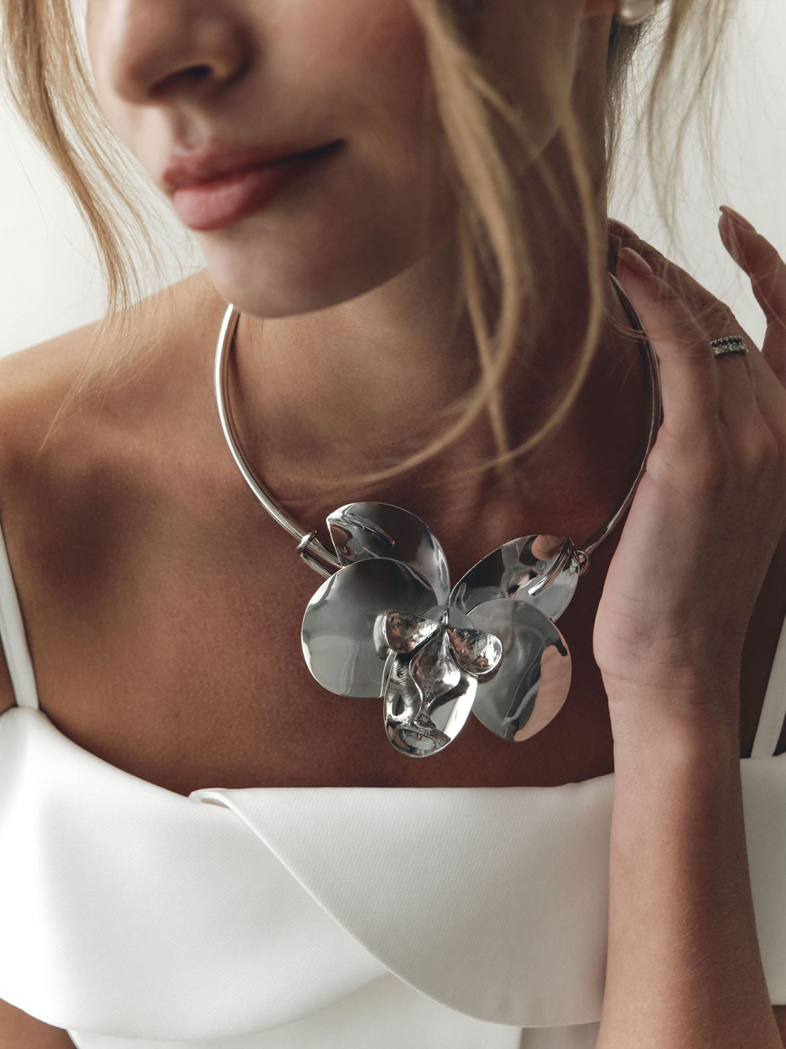 Колье круглой формы с металлическим цветком