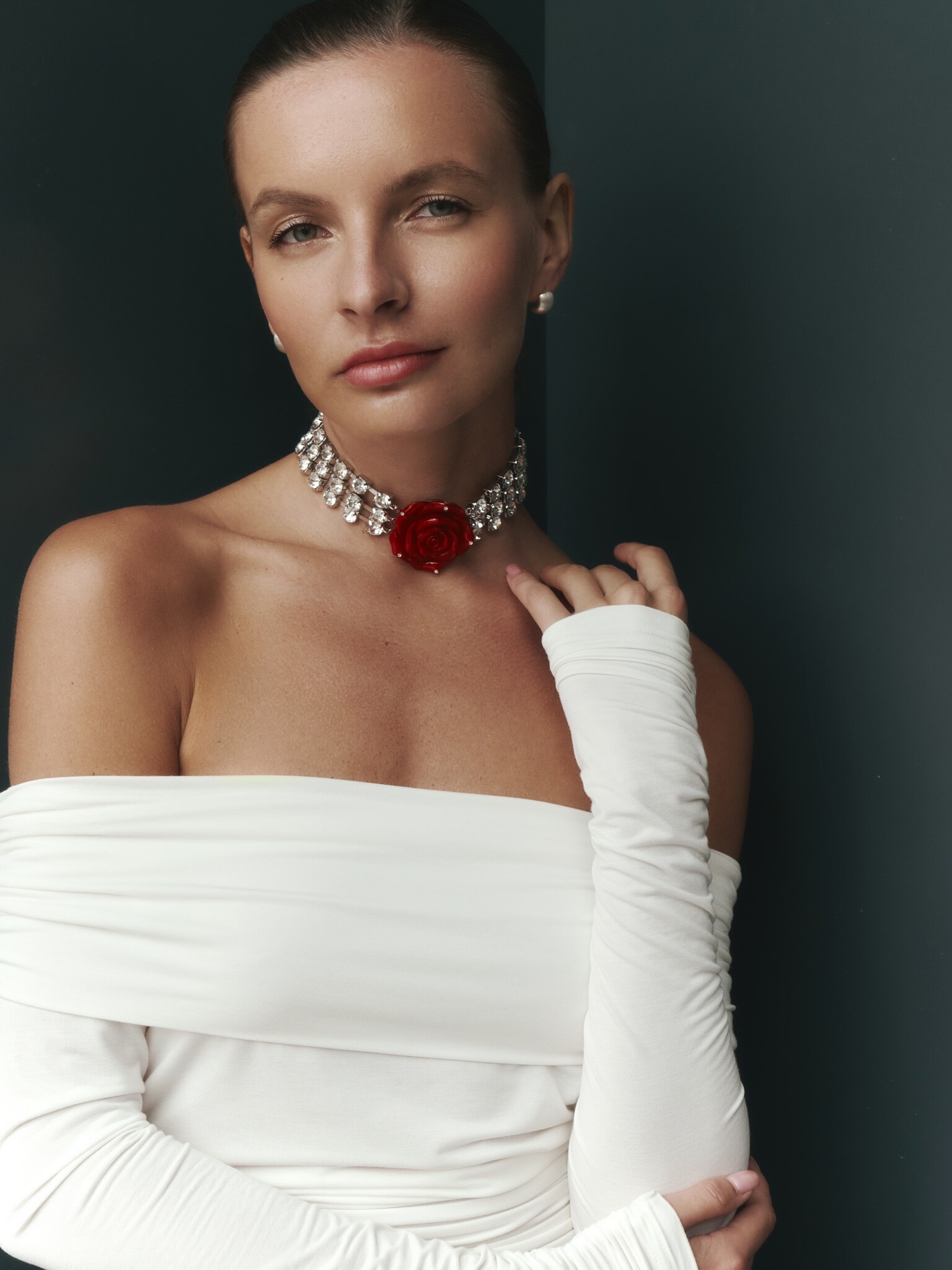 قلادة تزدان بأحجار ووردة متباينة