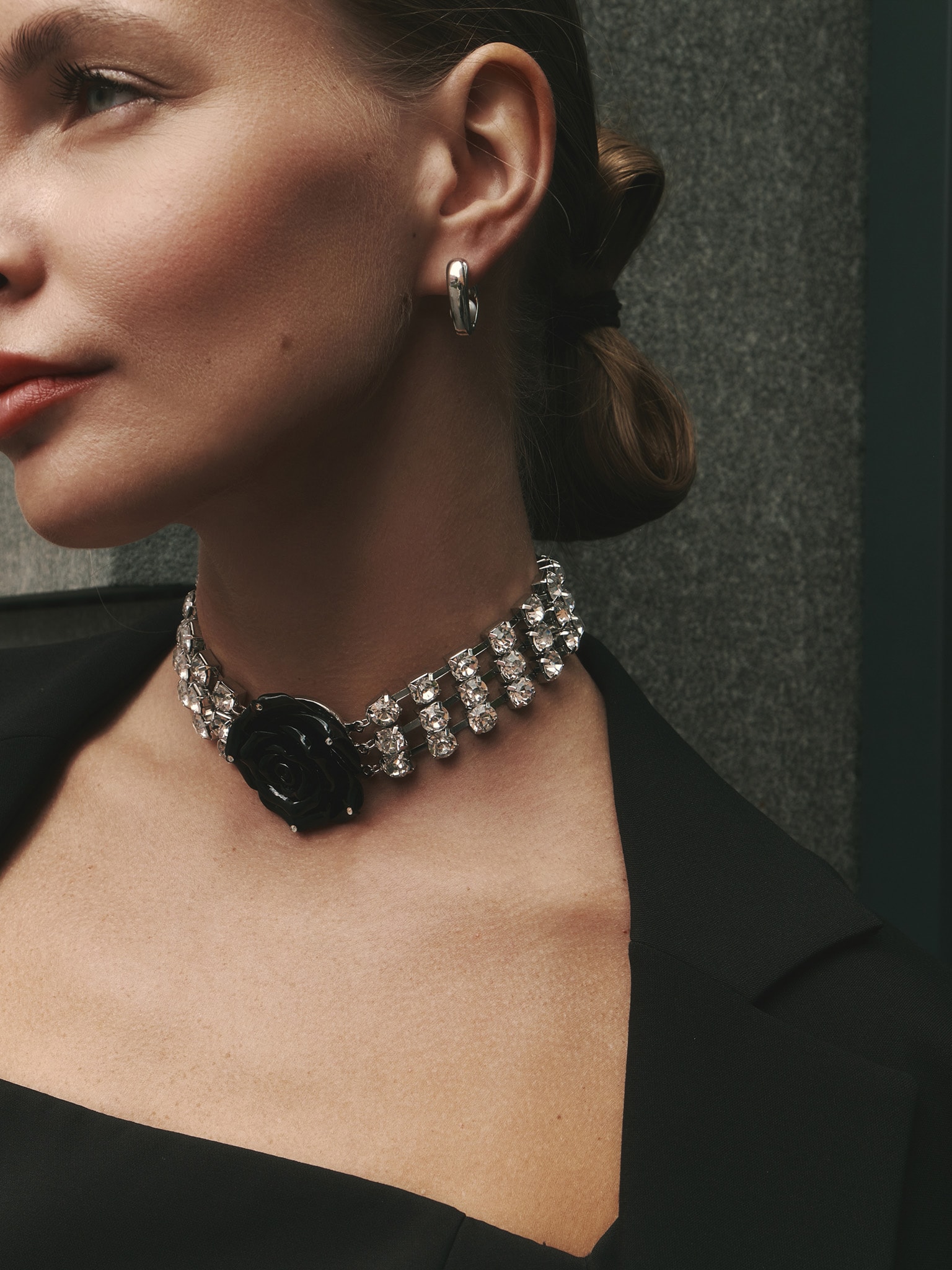 Choker necklace with stones and a contrasting rose