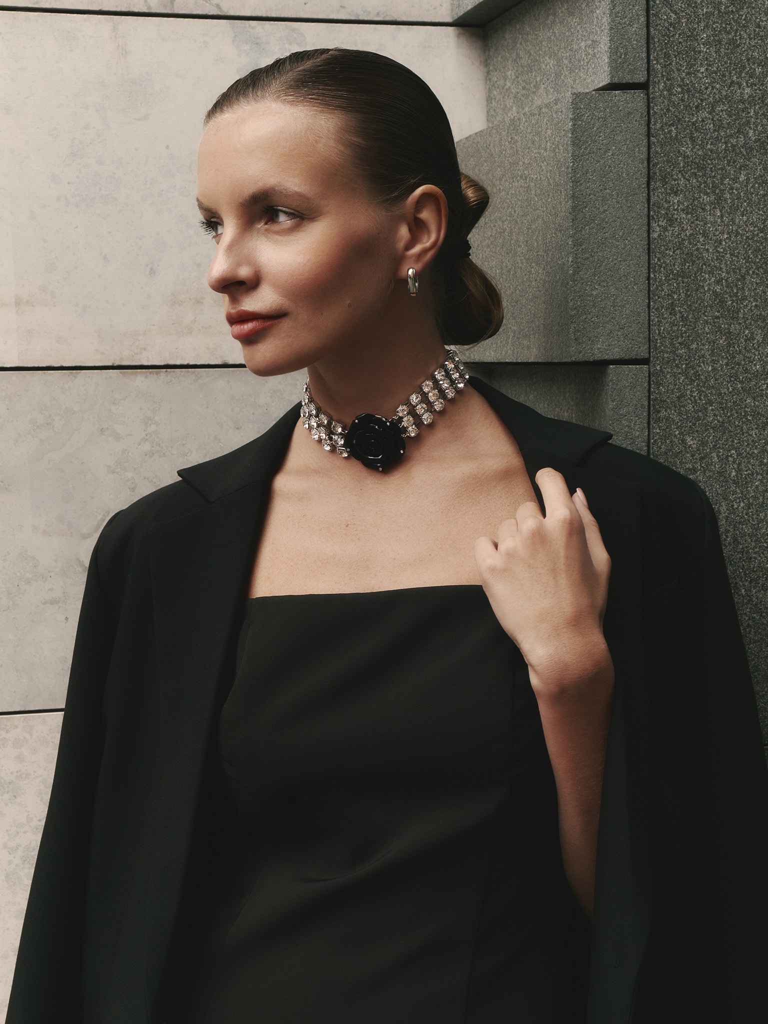 Choker necklace with stones and a contrasting rose