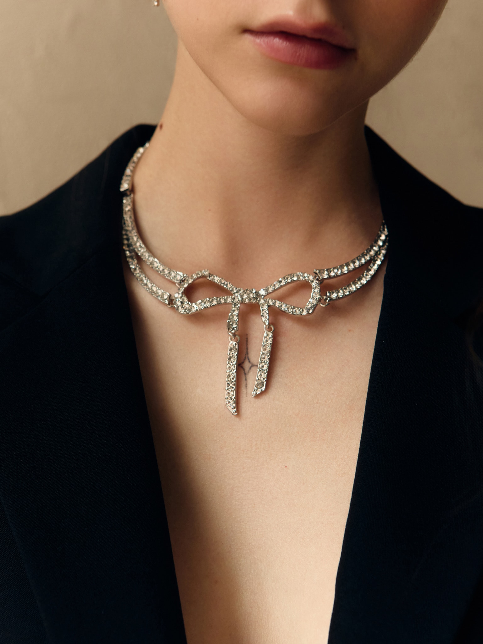 Серебристое колье с бантом из страз