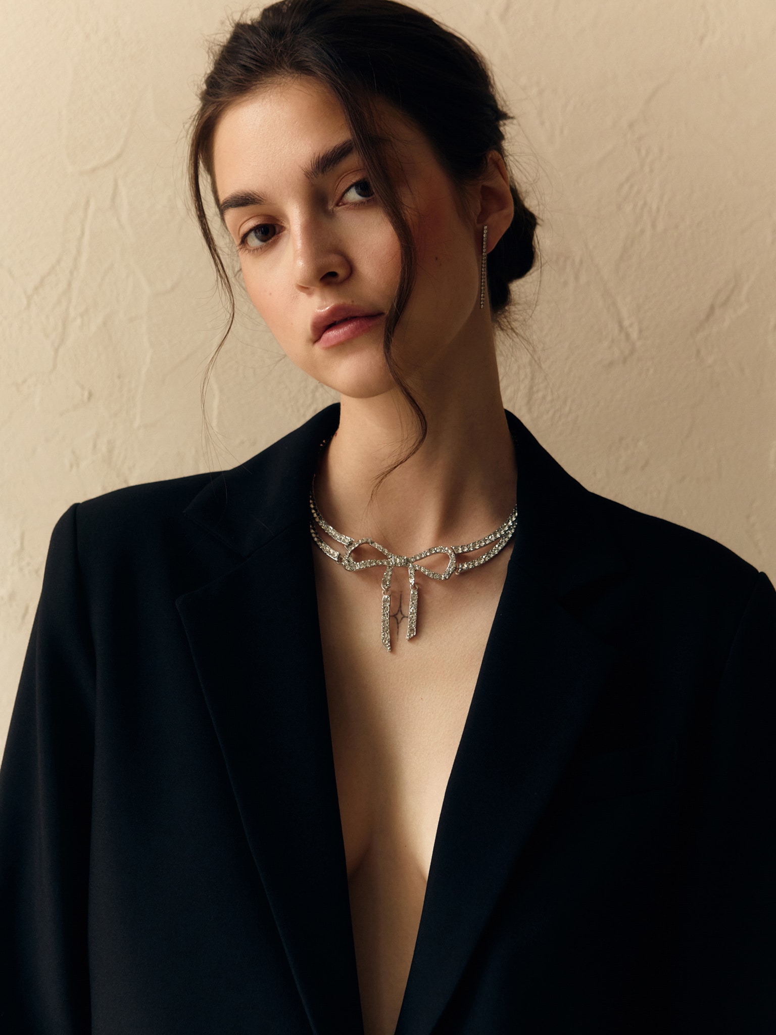 Серебристое колье с бантом из страз