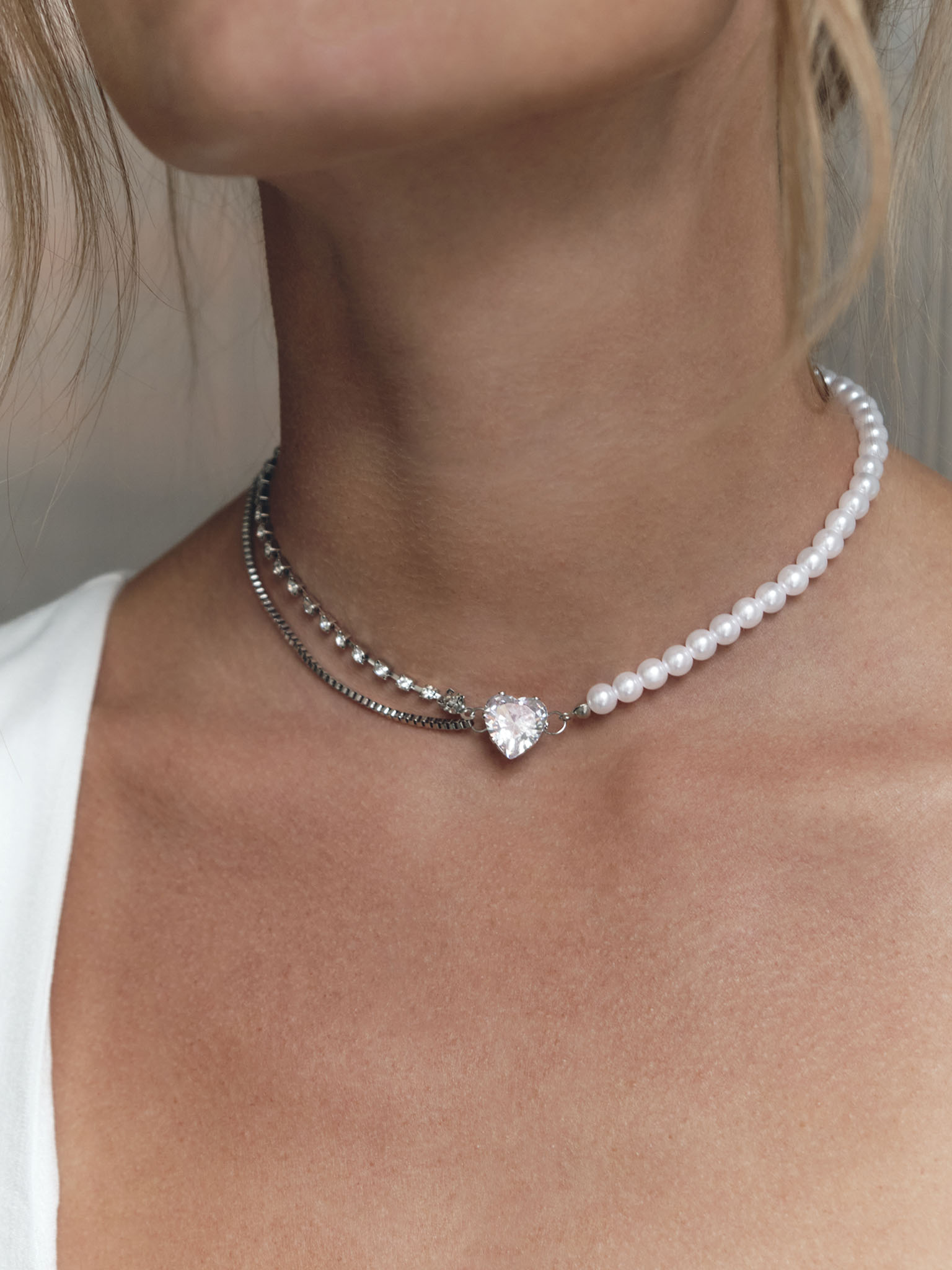 Asymmetrical necklace with heart pendant :: LICHI - Online