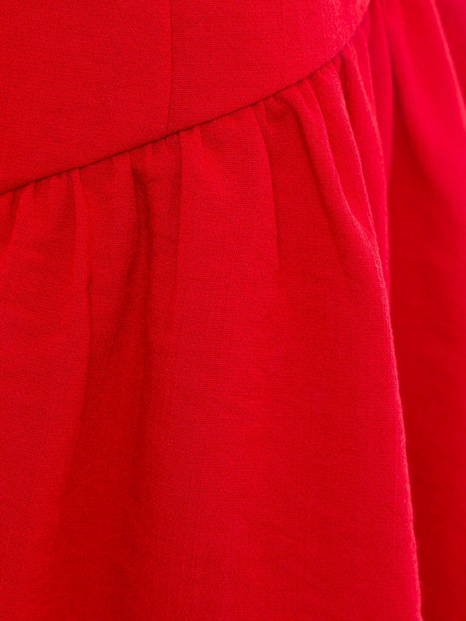 Платье мини на широких бретелях с объемной юбкой