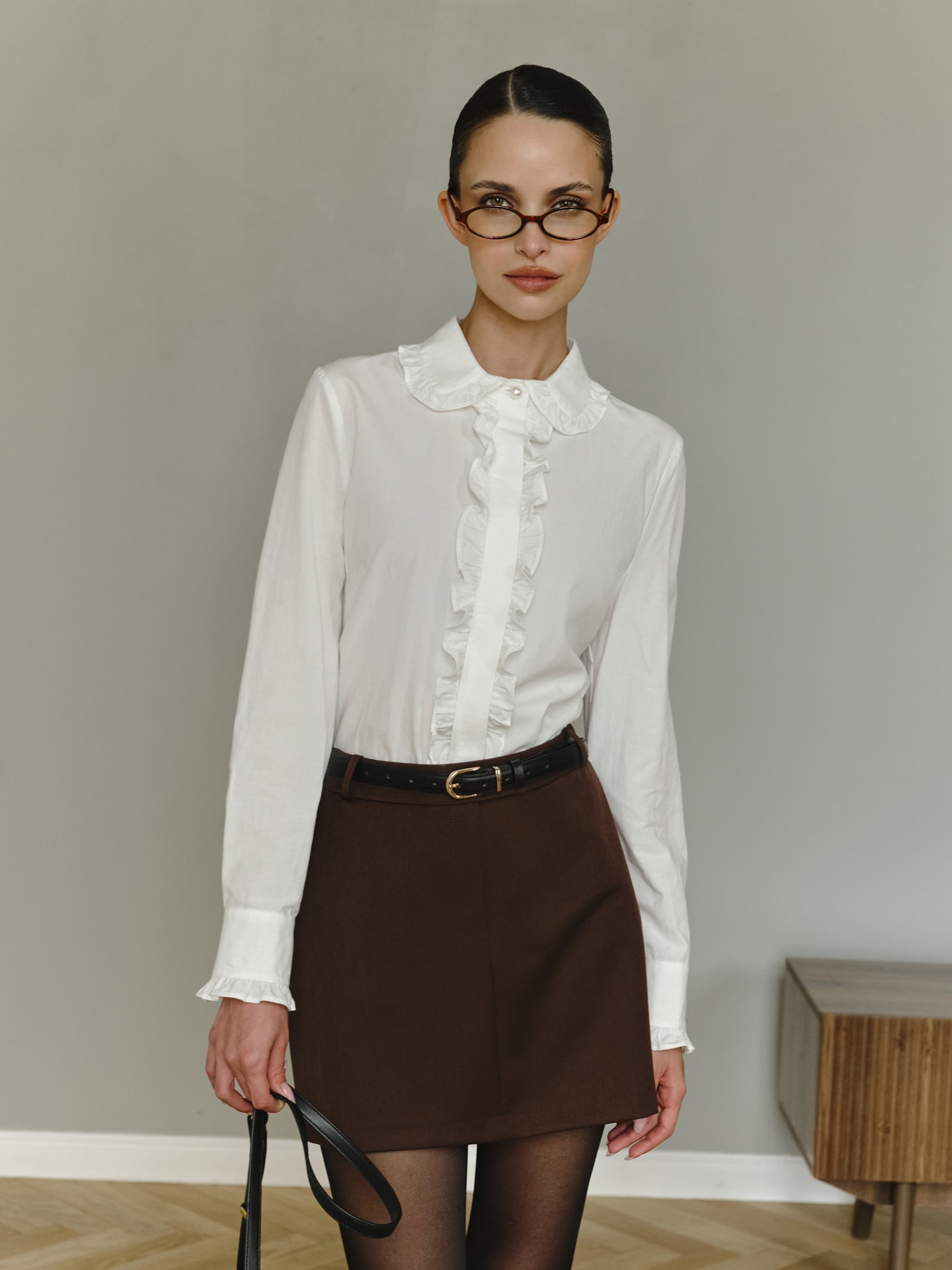 Prosta koszula z falbankami na kołnierzyku i plisie