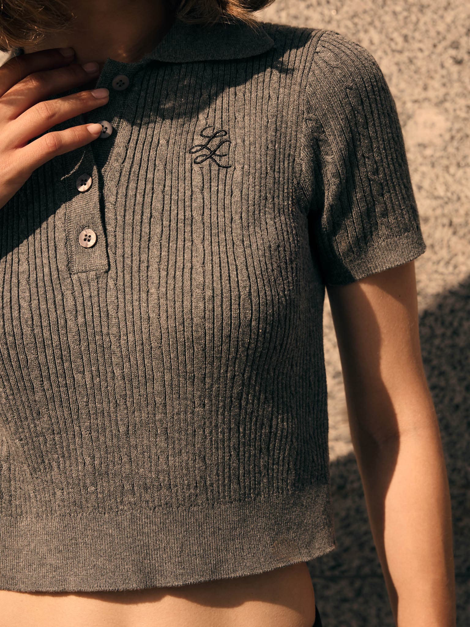 Поло из вязаного трикотажа с вышивкой на груди