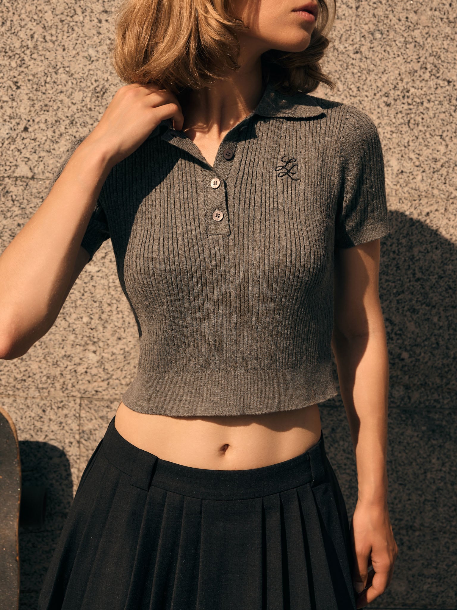 Поло из вязаного трикотажа с вышивкой на груди