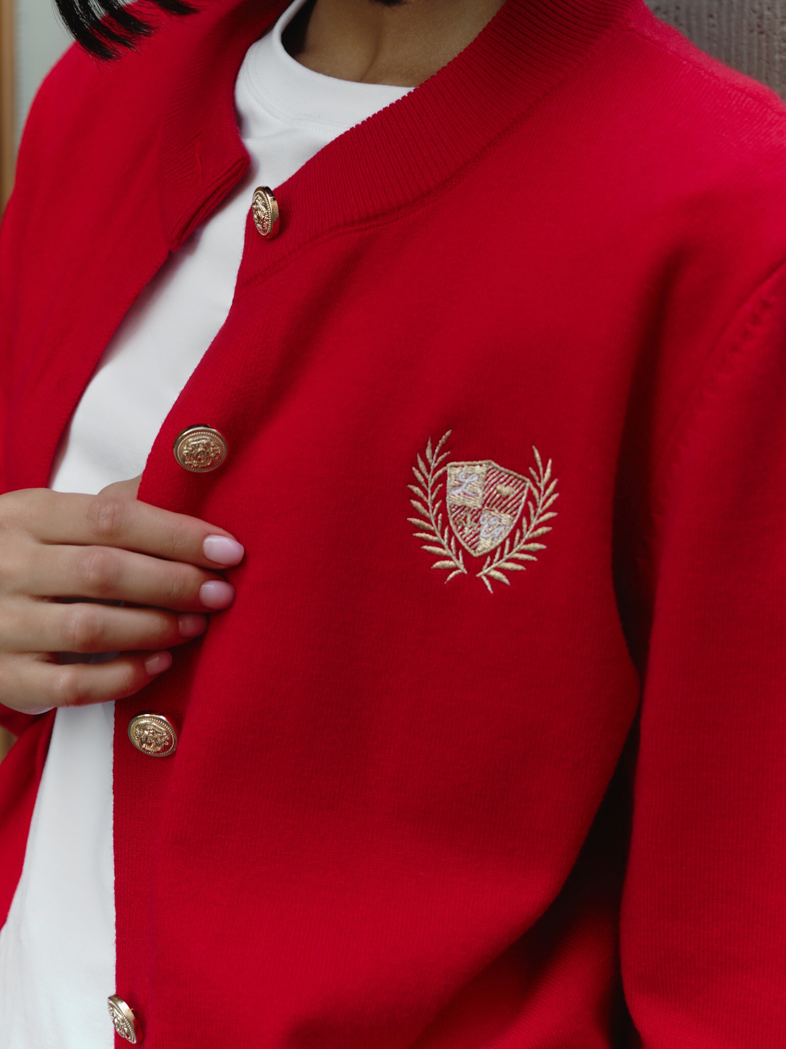 Кардиган с вышивкой и золотистыми пуговицами