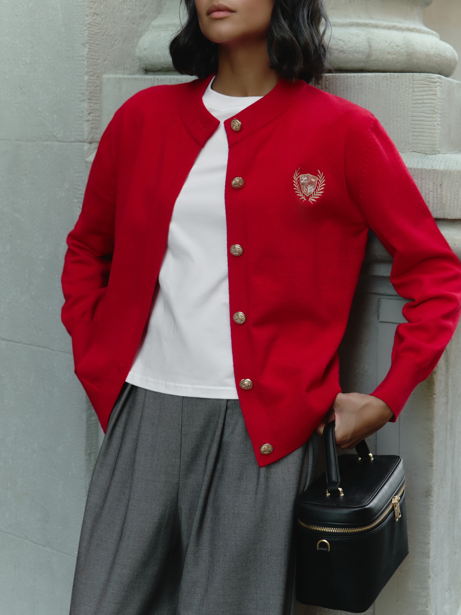 Кардиган с вышивкой и золотистыми пуговицами