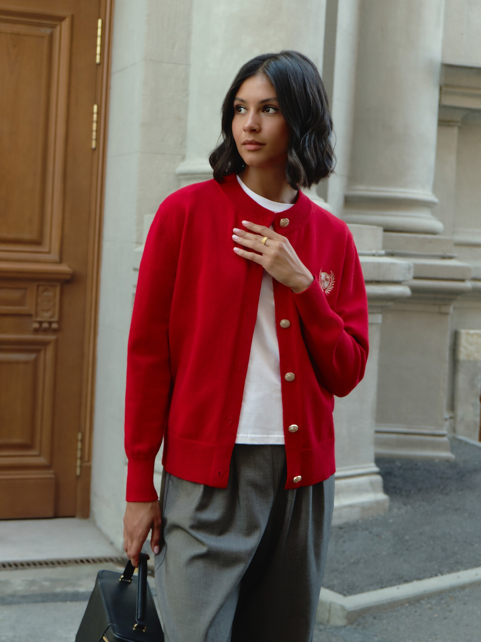 Кардиган с вышивкой и золотистыми пуговицами