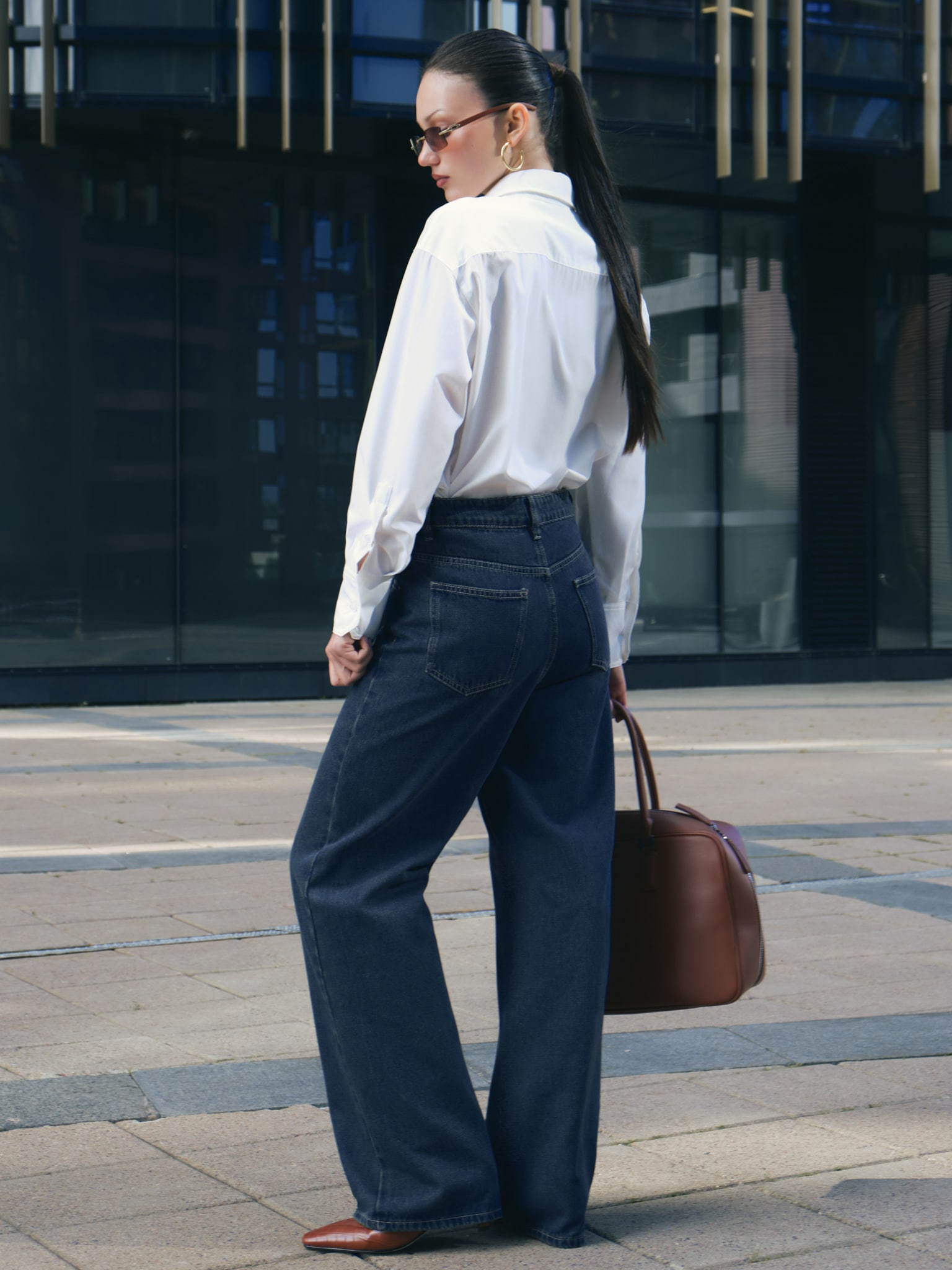 Прямые джинсы с прострочкой спереди :: LICHI - Online fashion store