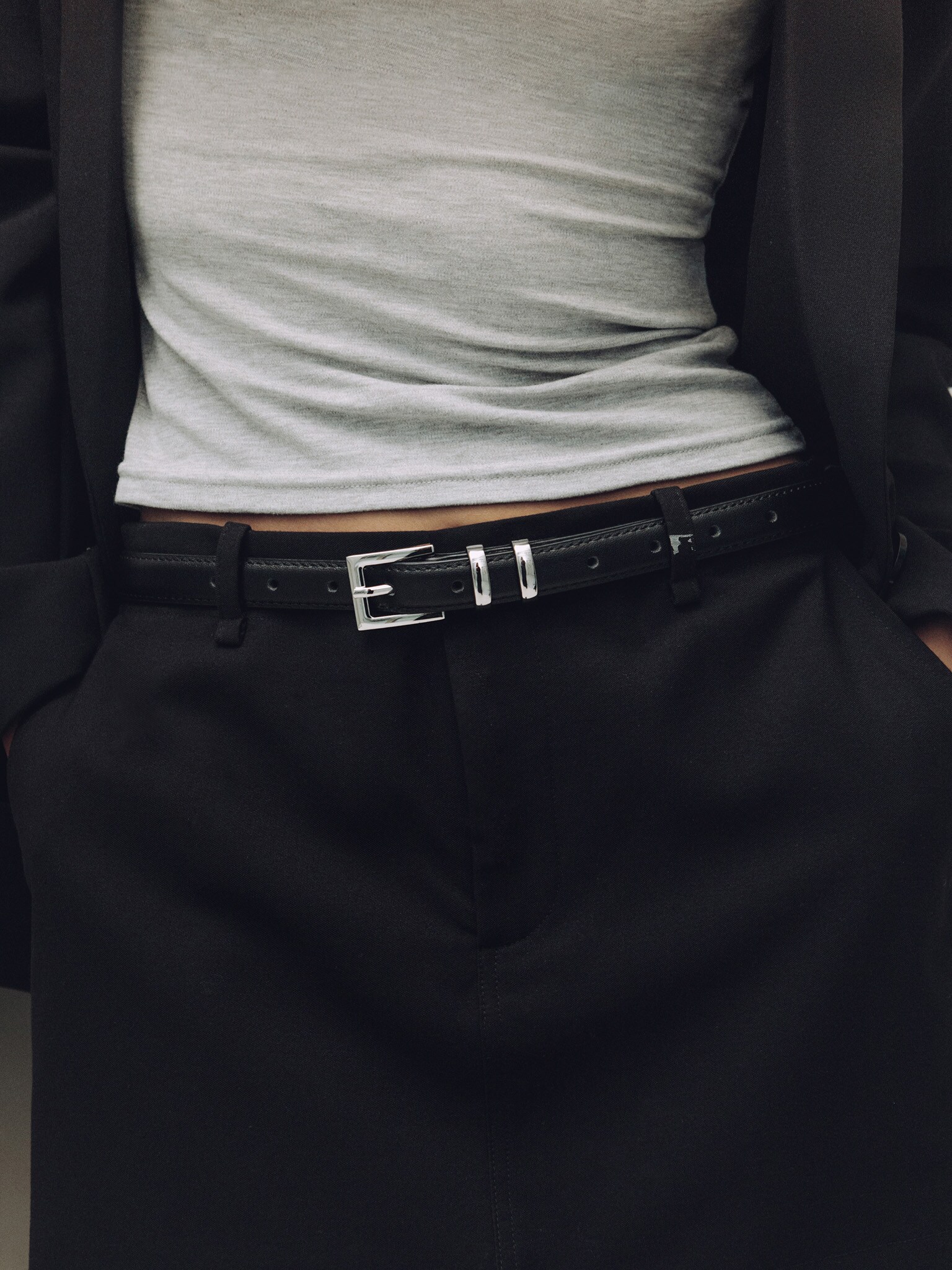 Тонкий кожаный ремень с металлическими шлевками