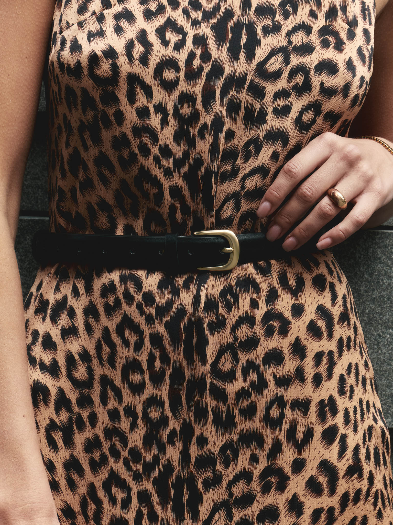 Ремень из экокожи с золотистой пряжкой и шлевками в тон