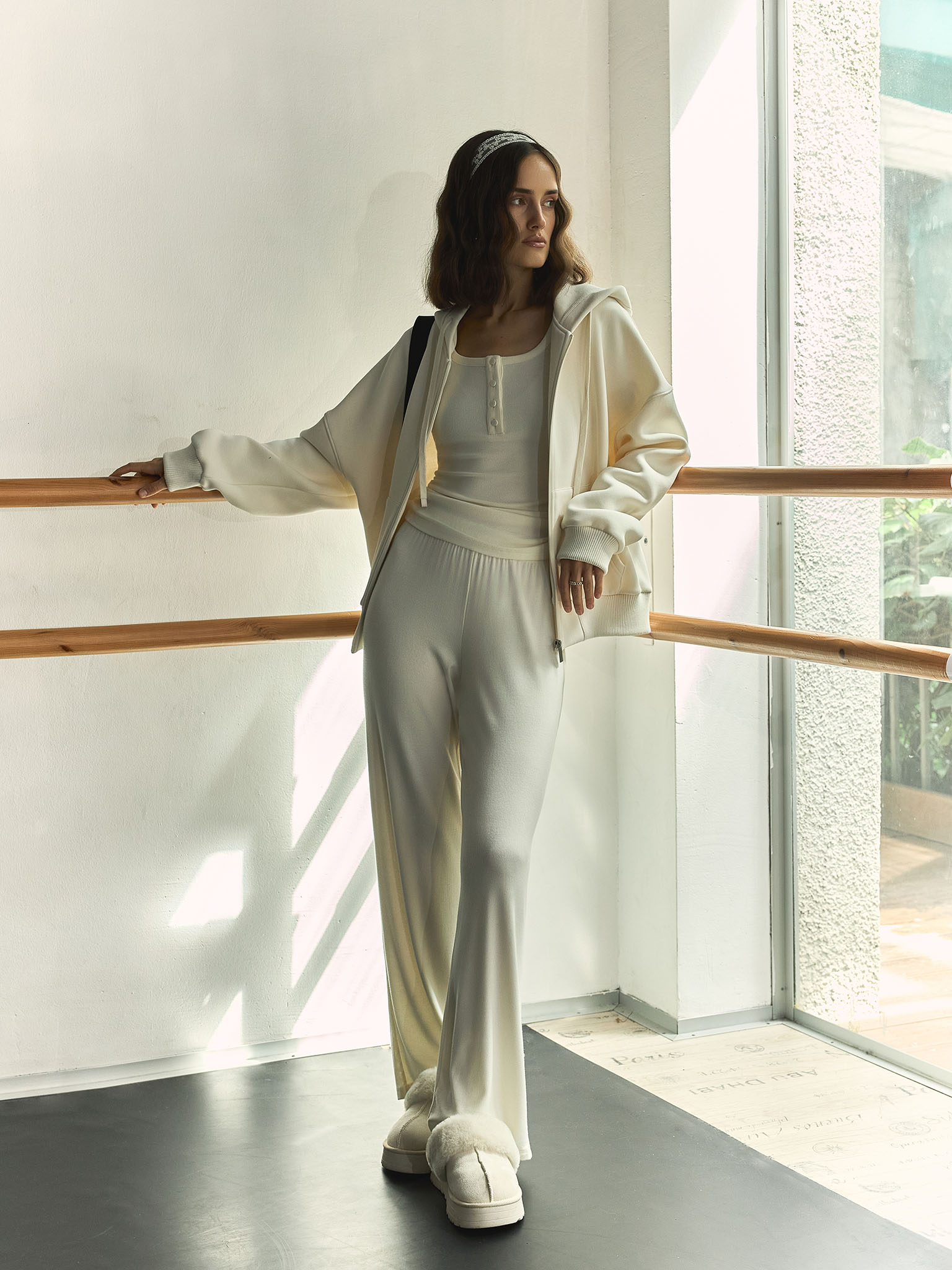 Трикотажный лонгслив с пуговицами на воротнике