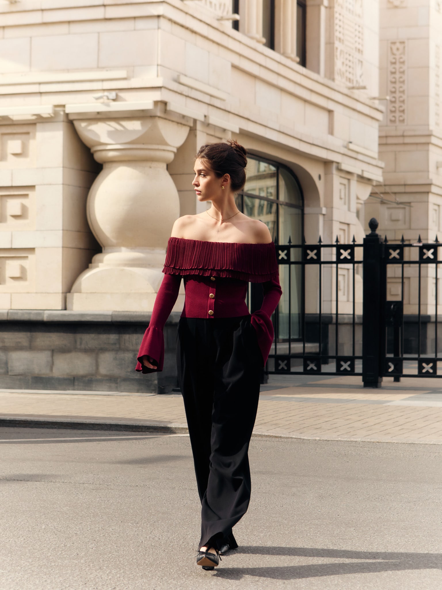 Fitted top with open shoulders and large buttons