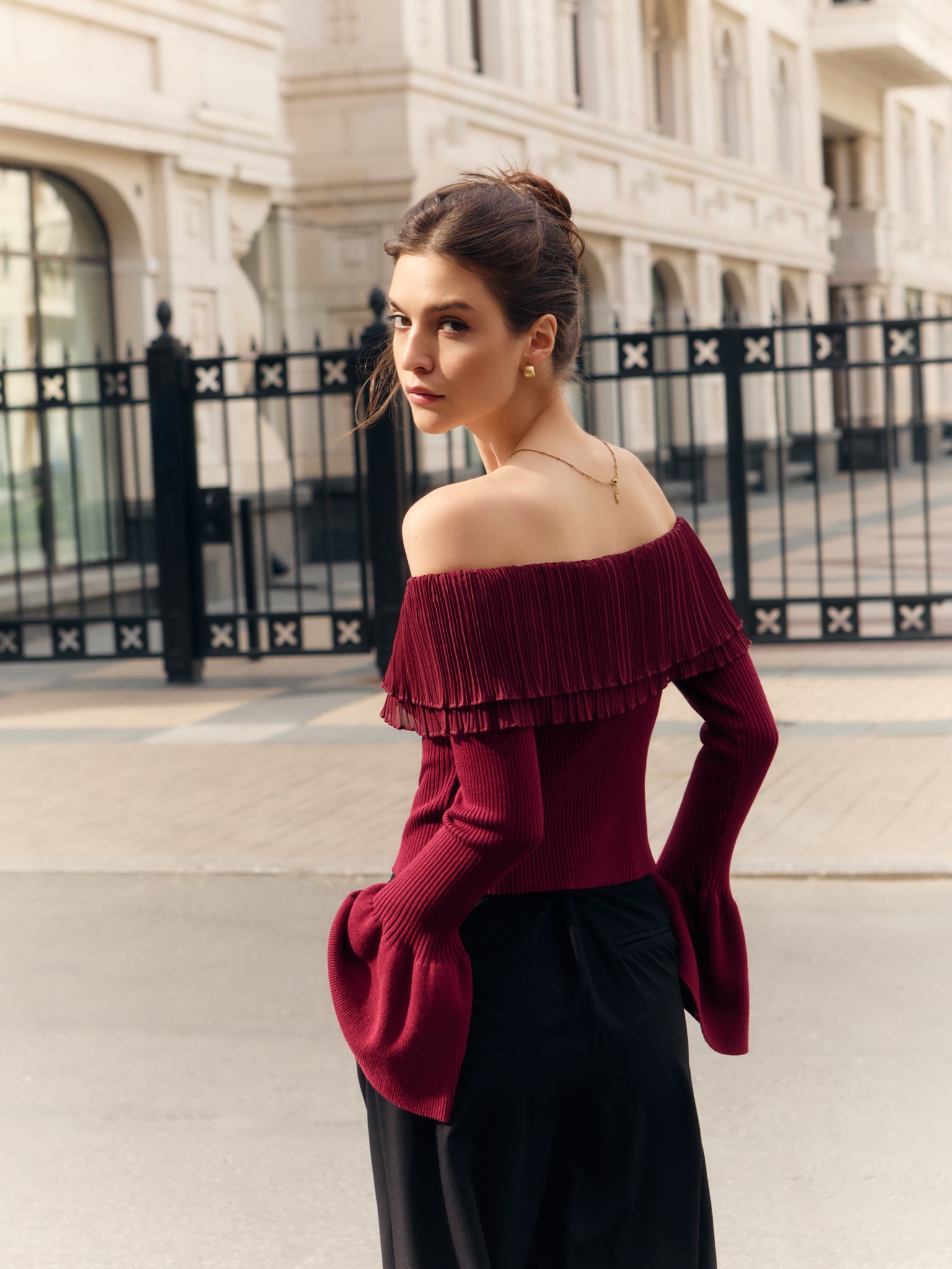 Fitted top with open shoulders and large buttons