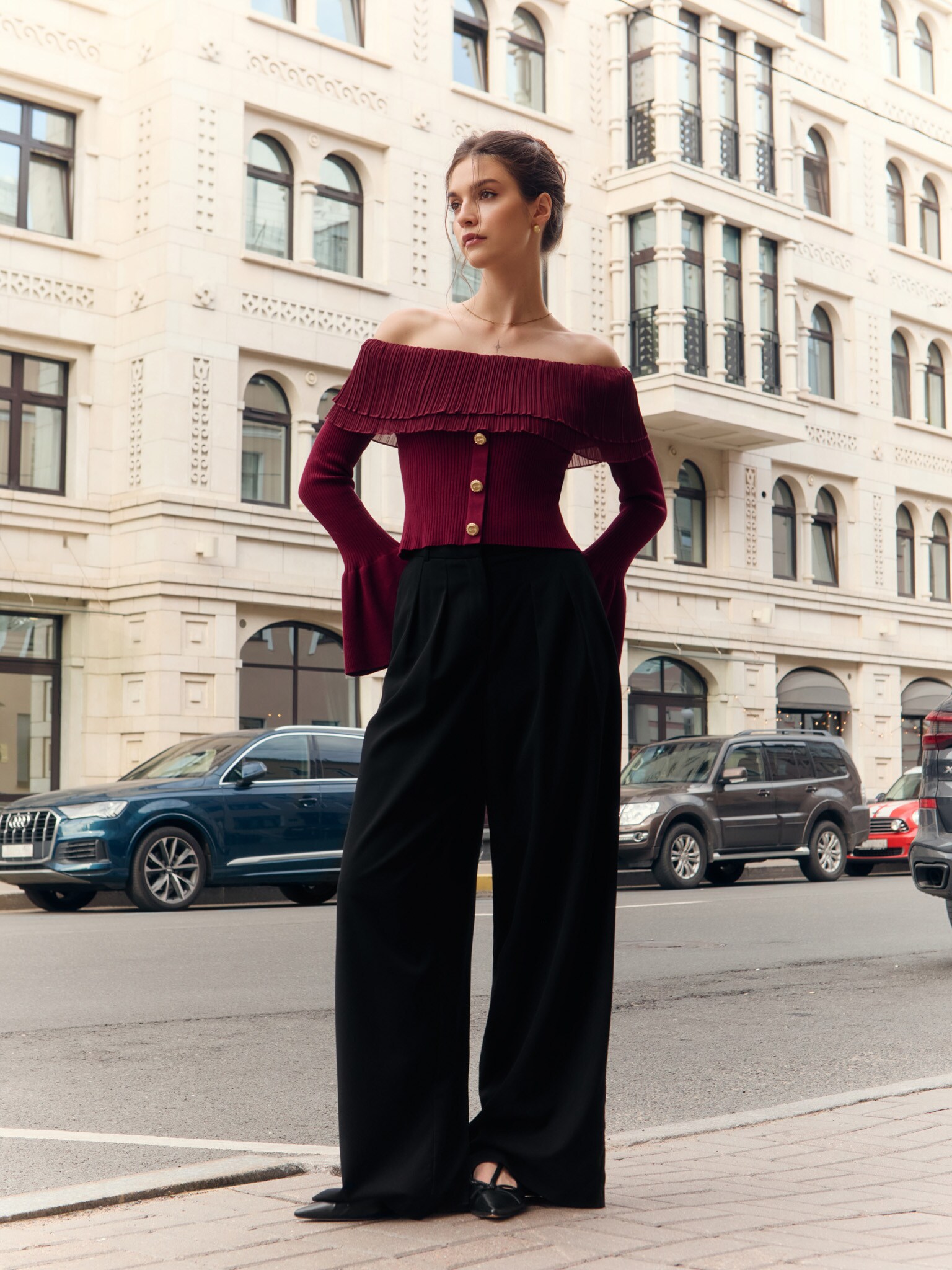 Fitted top with open shoulders and large buttons