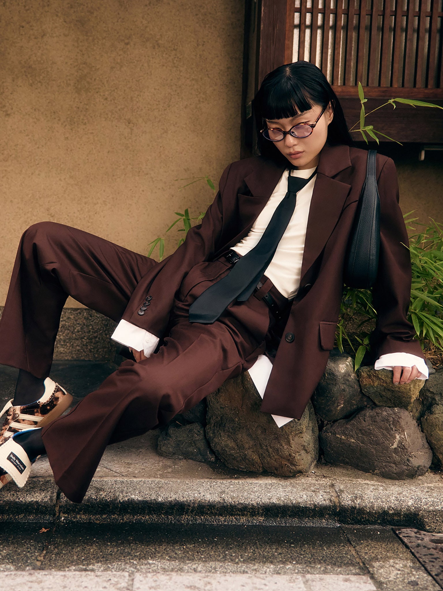 Брюки прямого кроя с защипами и стрелками