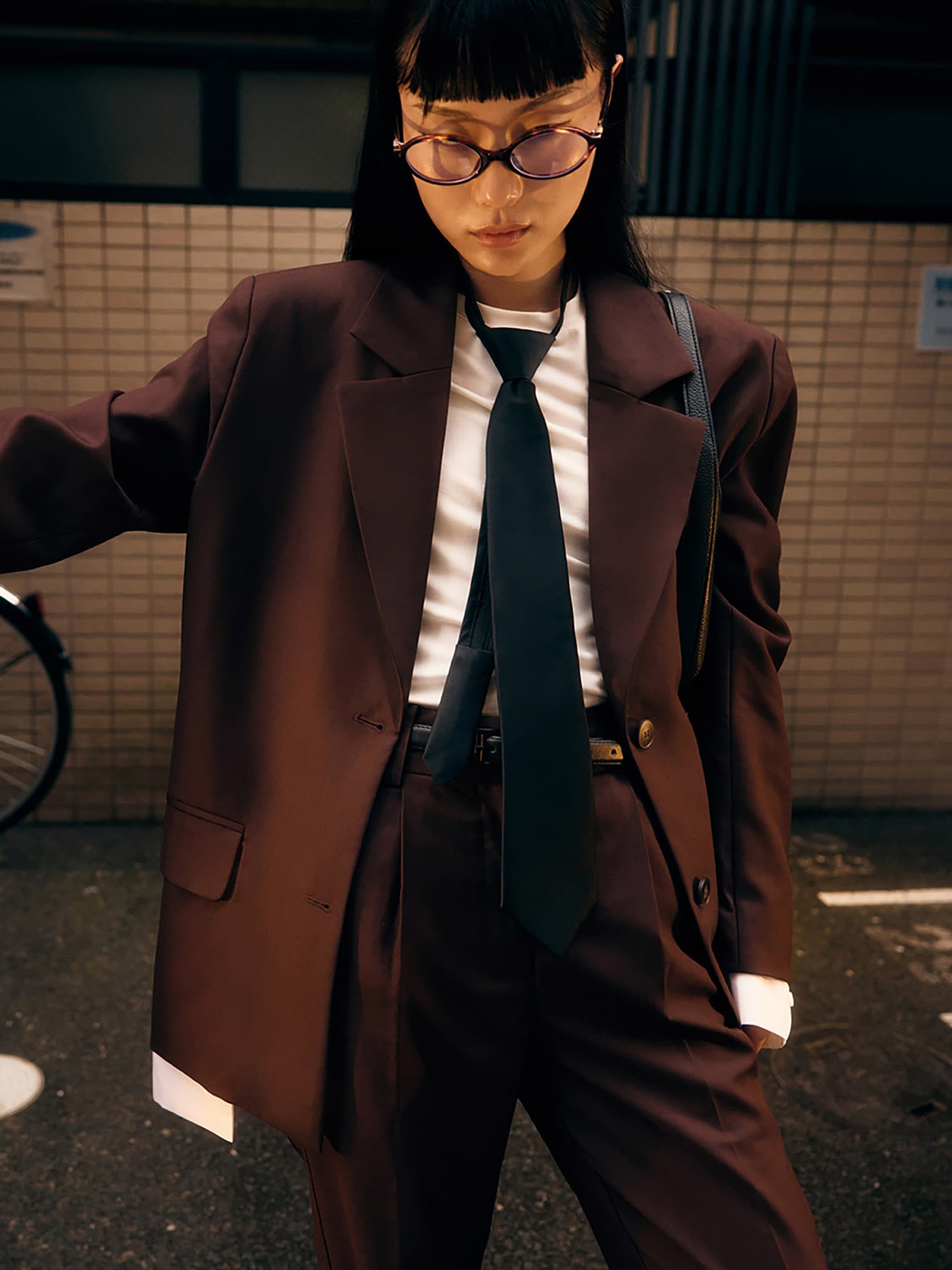 Брюки прямого кроя с защипами и стрелками