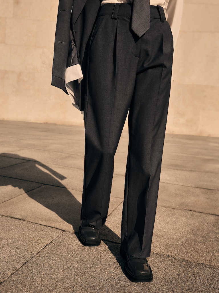 Брюки прямого кроя с защипами и стрелками