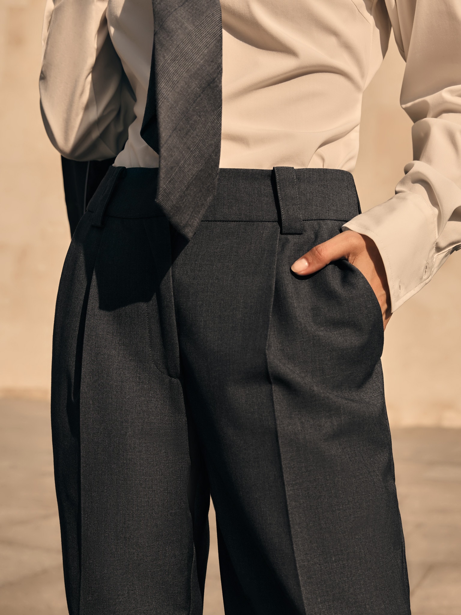 Pantalon de coupe droite avec rabats et flèches