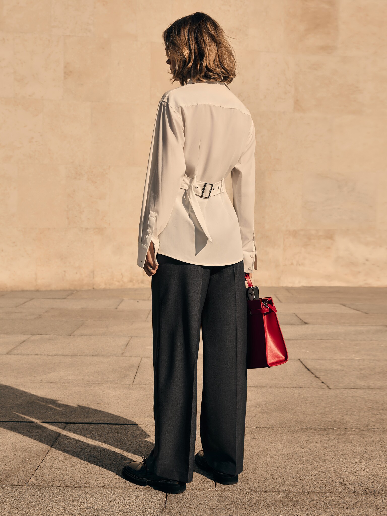 Pantalon de coupe droite avec rabats et flèches