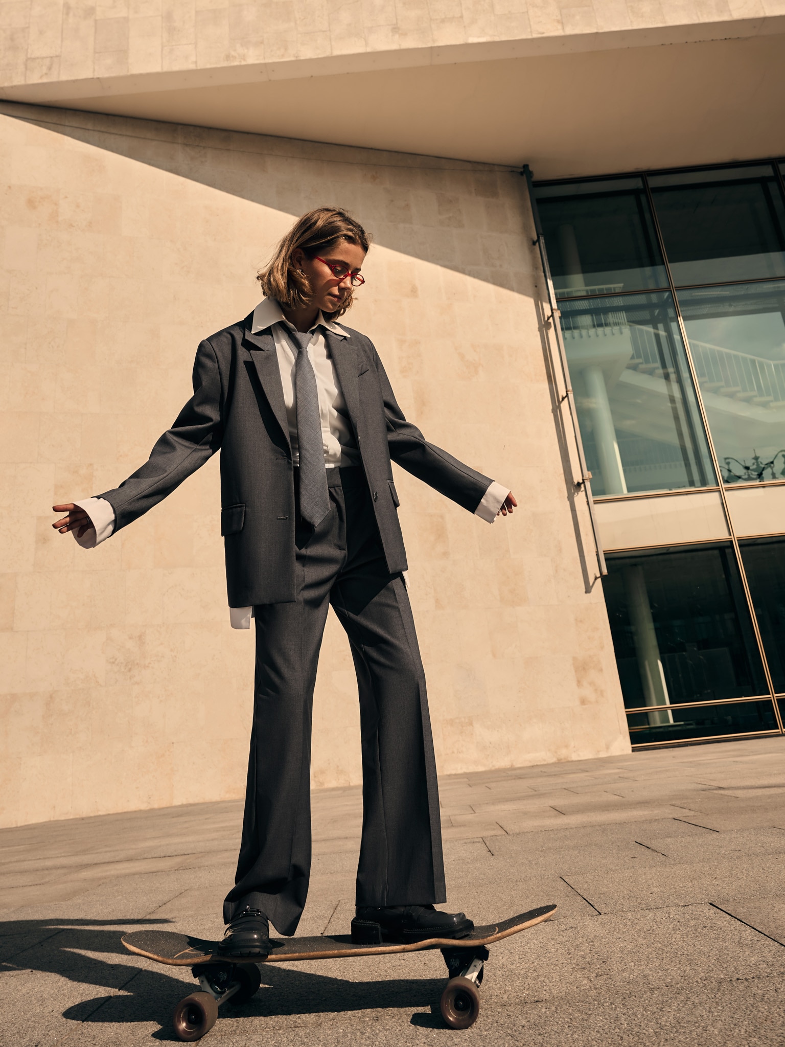 Pantalon de coupe droite avec rabats et flèches