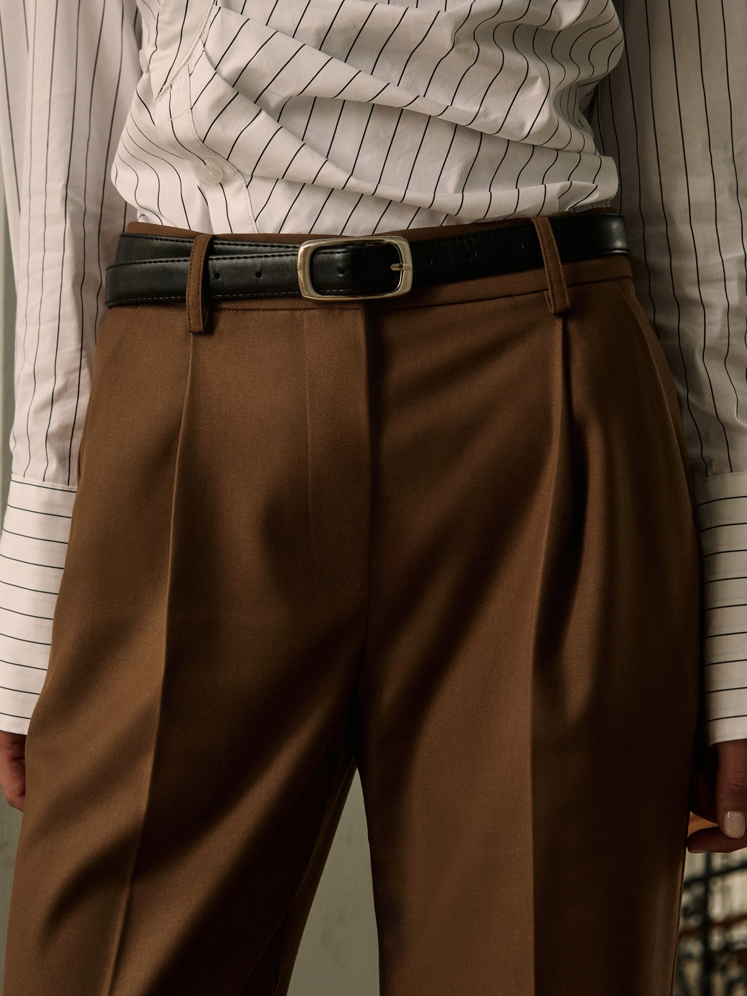 Pantalon de costume droit avec ceinture en éco-cuir