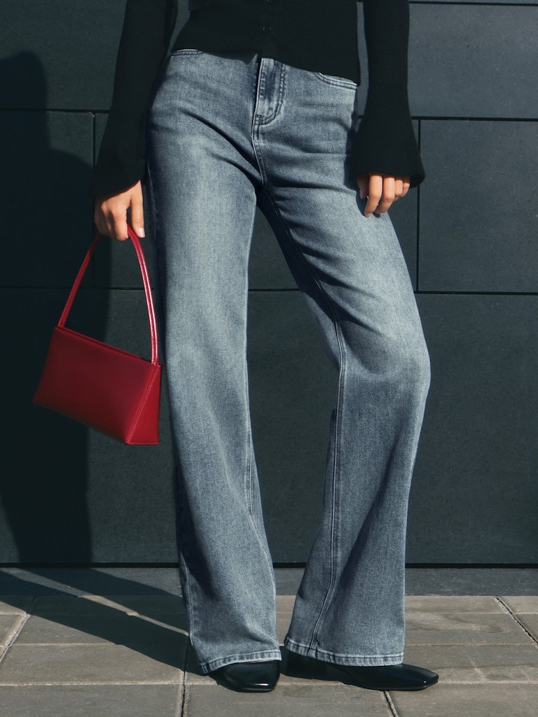 Gerade Jeans mit Abnutzungen