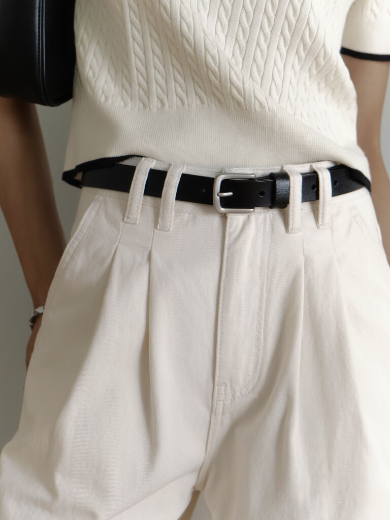 Тонкий кожаный ремень с матовой пряжкой