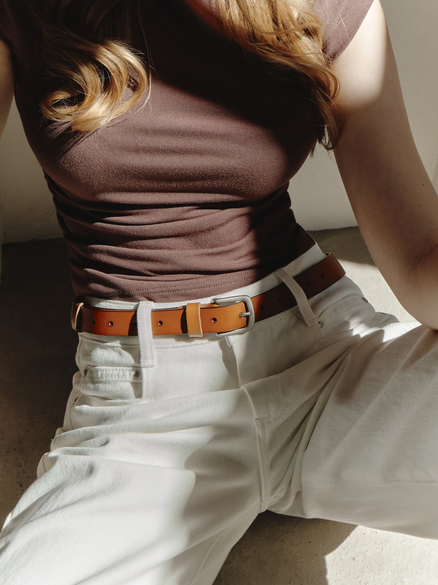 Pasek z matowej skóry ze srebrną klamrą