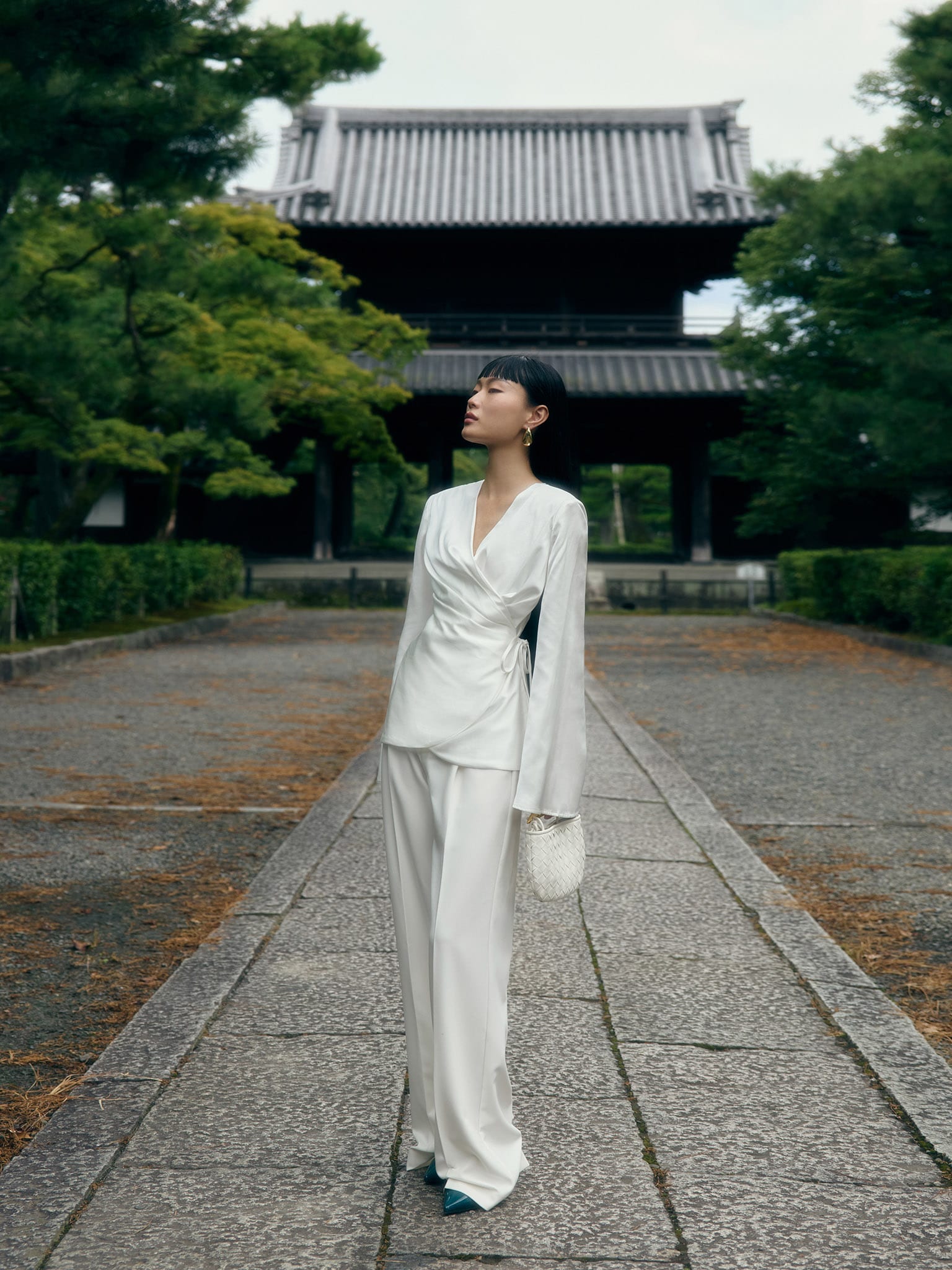 Kimono-Wickelbluse aus Satin mit Taillenbändern