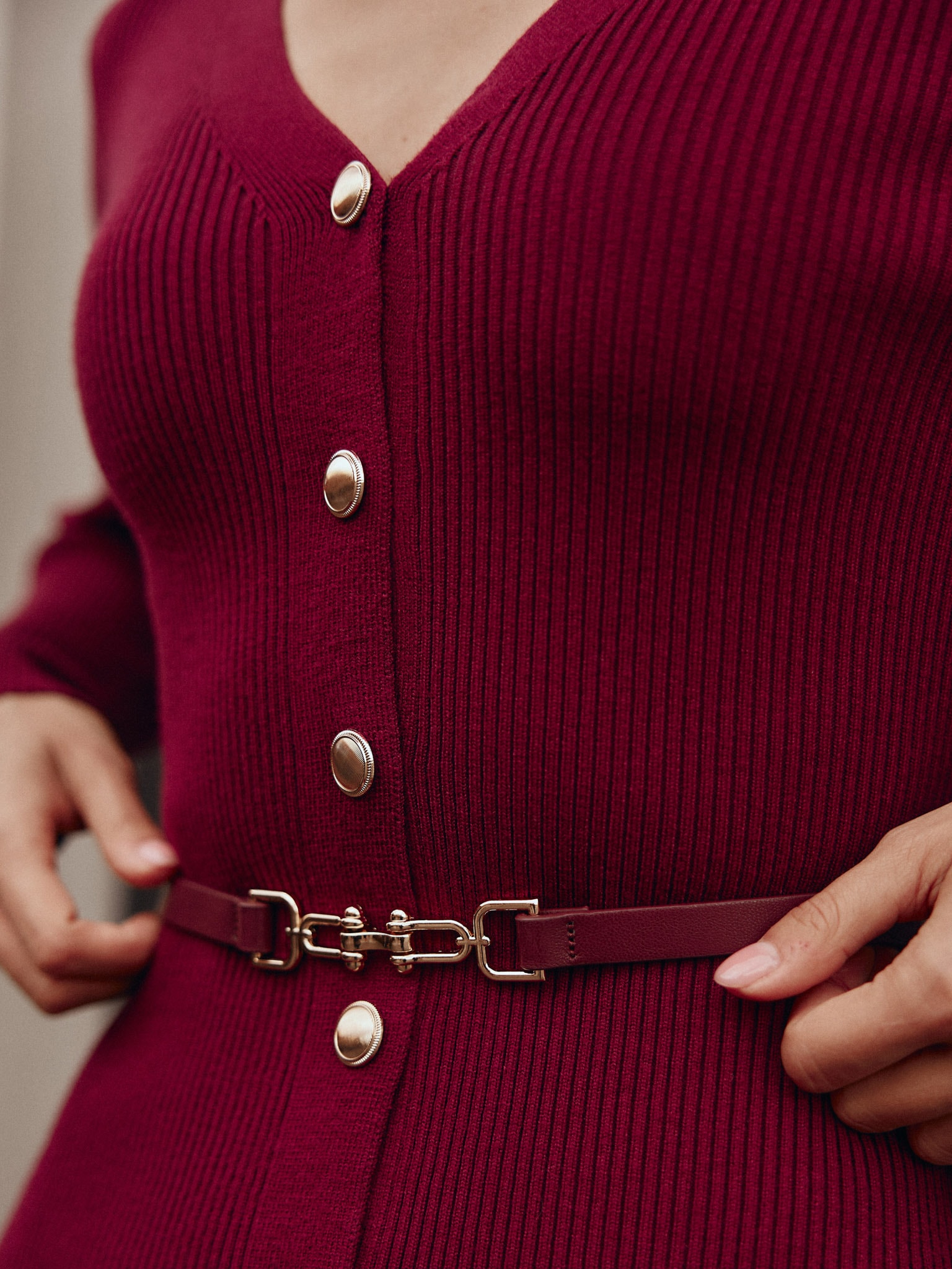 Трикотажное платье миди с ремнем и золотистым декором