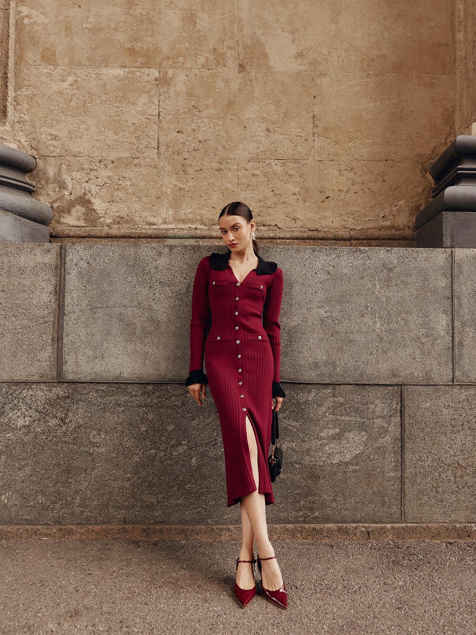 Трикотажное платье миди с контрастным воротником и манжетами