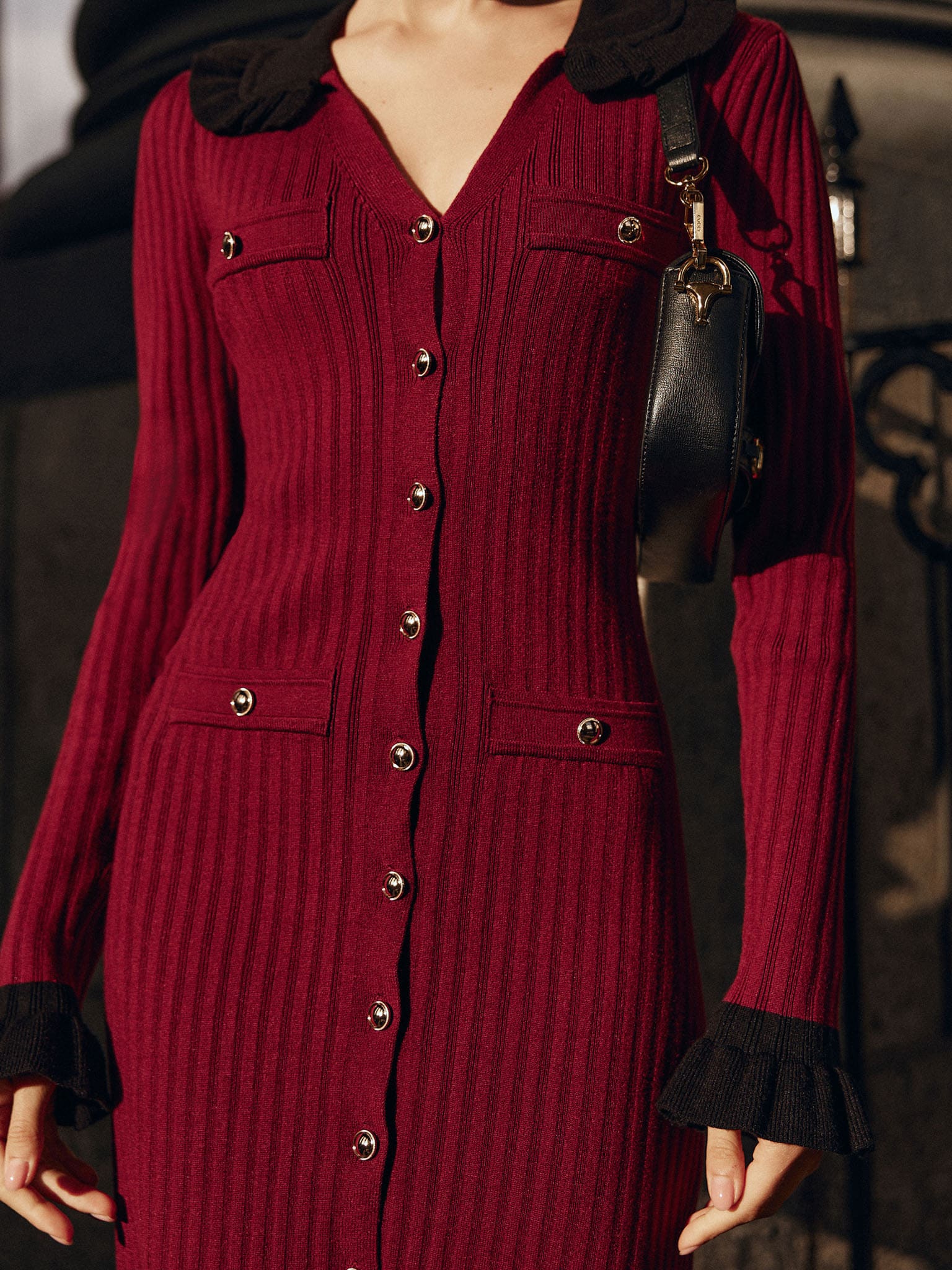 Трикотажное платье миди с контрастным воротником и манжетами