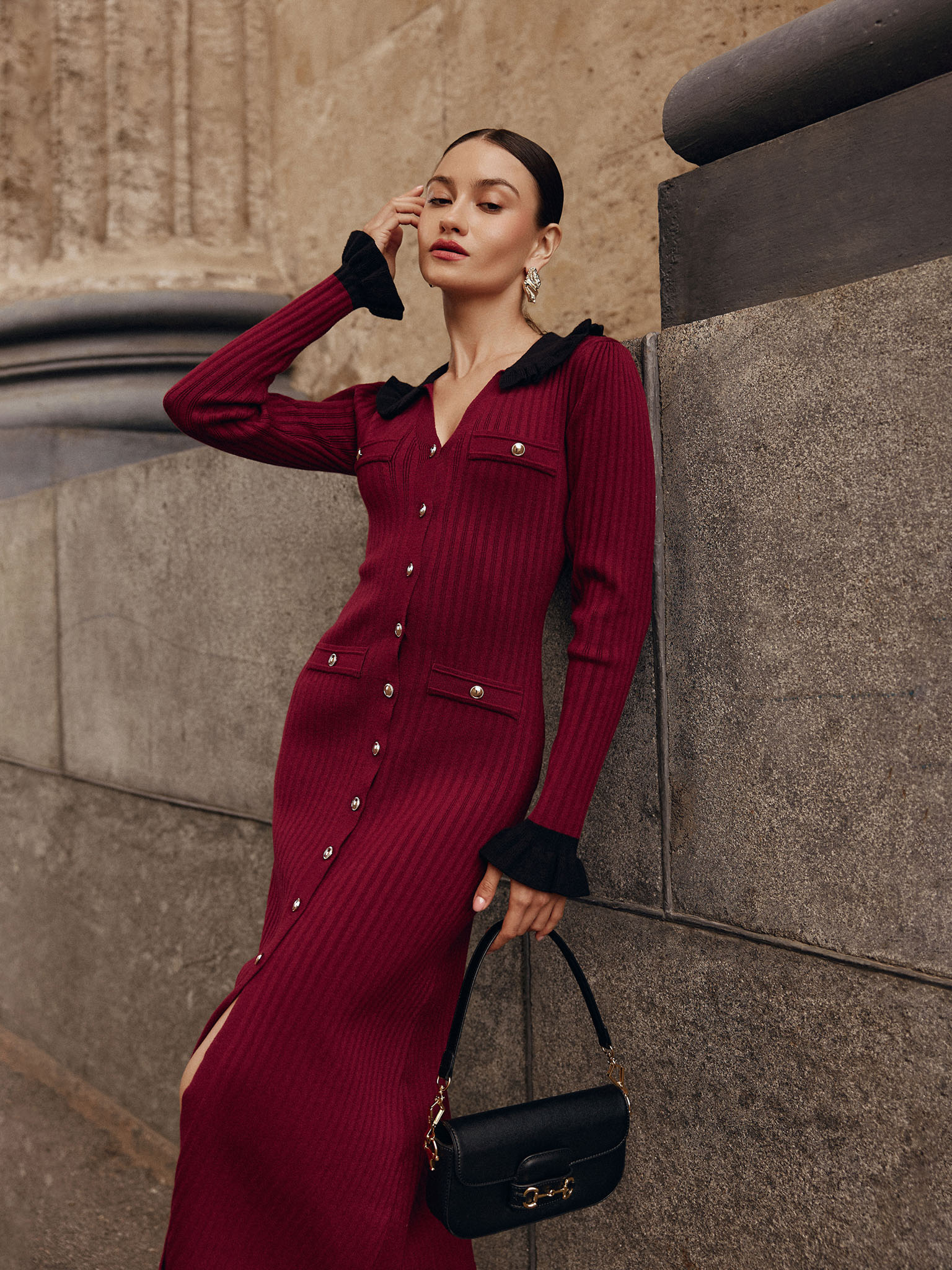 Трикотажное платье миди с контрастным воротником и манжетами